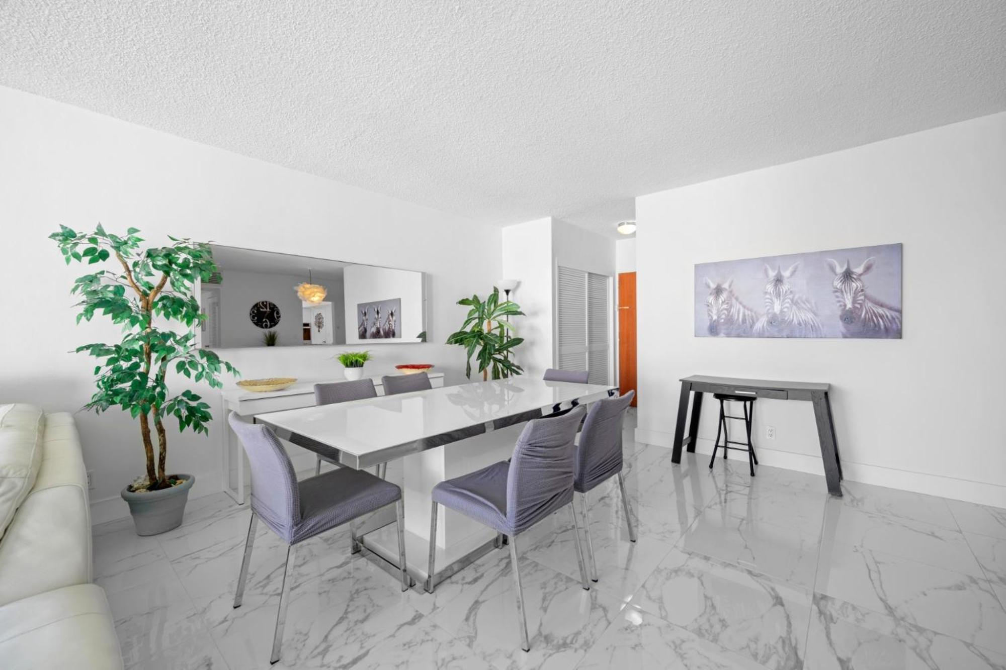 Apartment Luxury 2br Beachfront Condo, Sea Views & Balcony Hollywood