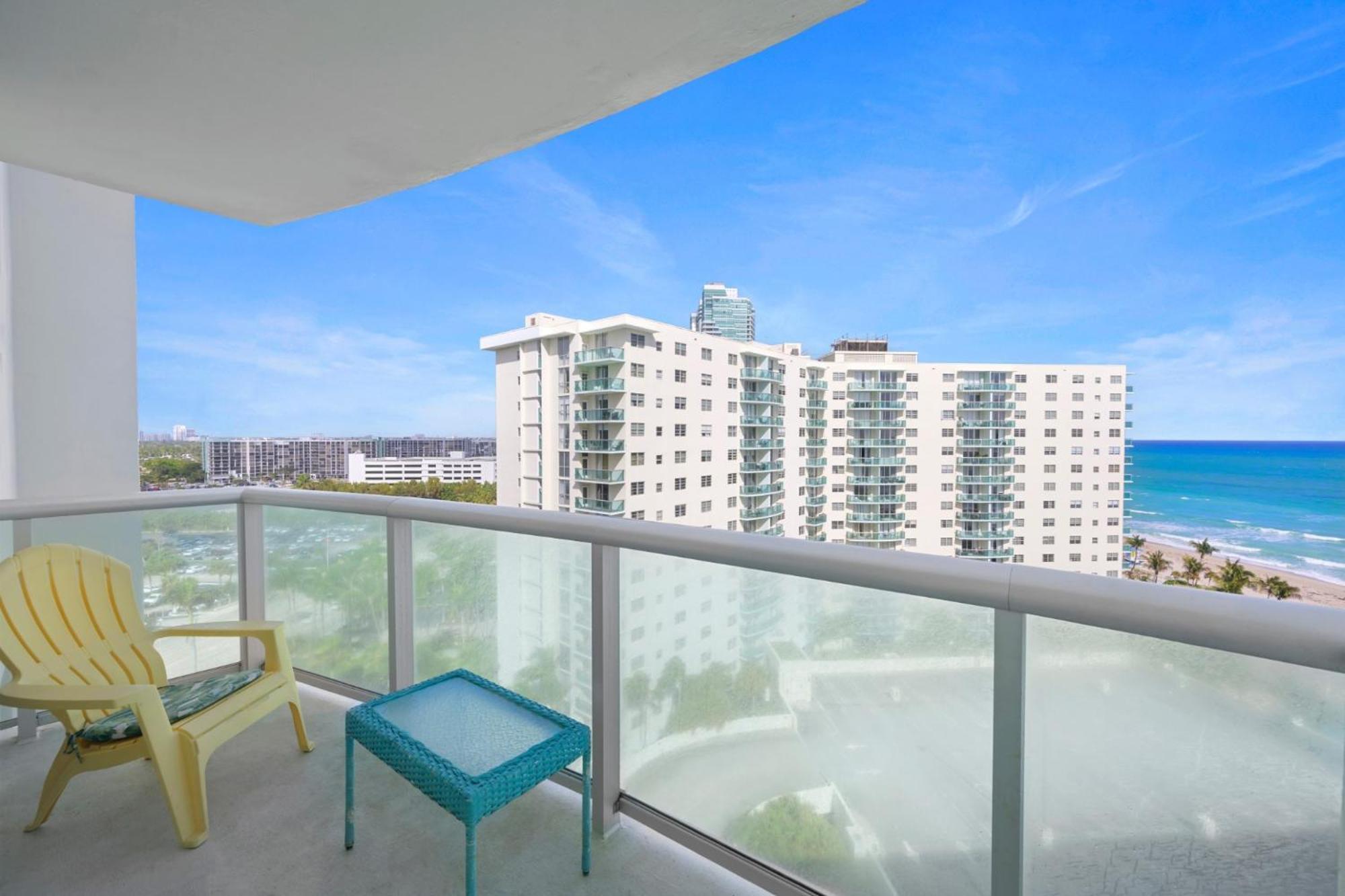 Luxury 2br Beachfront Condo, Sea Views & Balcony *