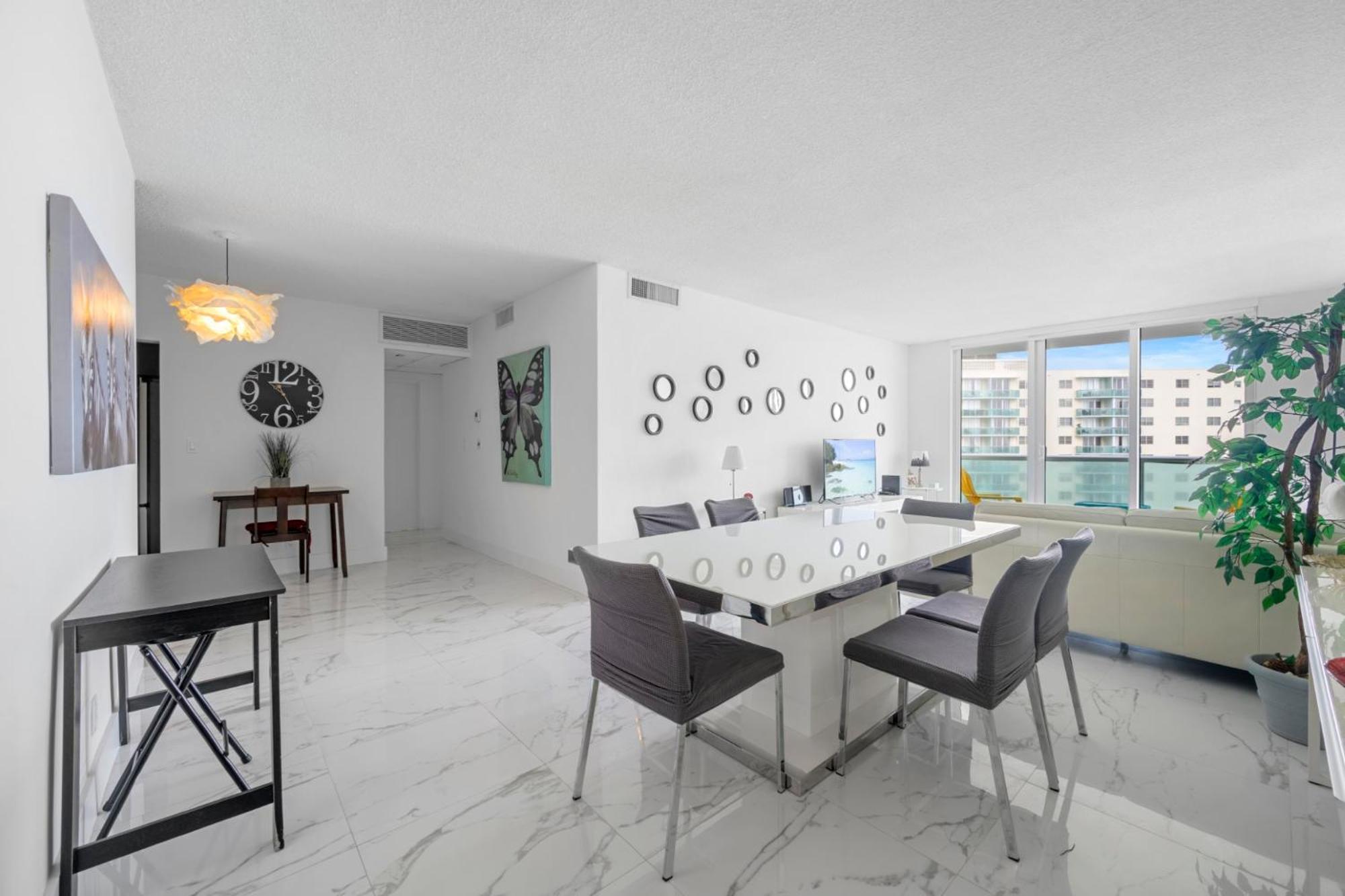 Luxury 2br Beachfront Condo, Sea Views & Balcony *
