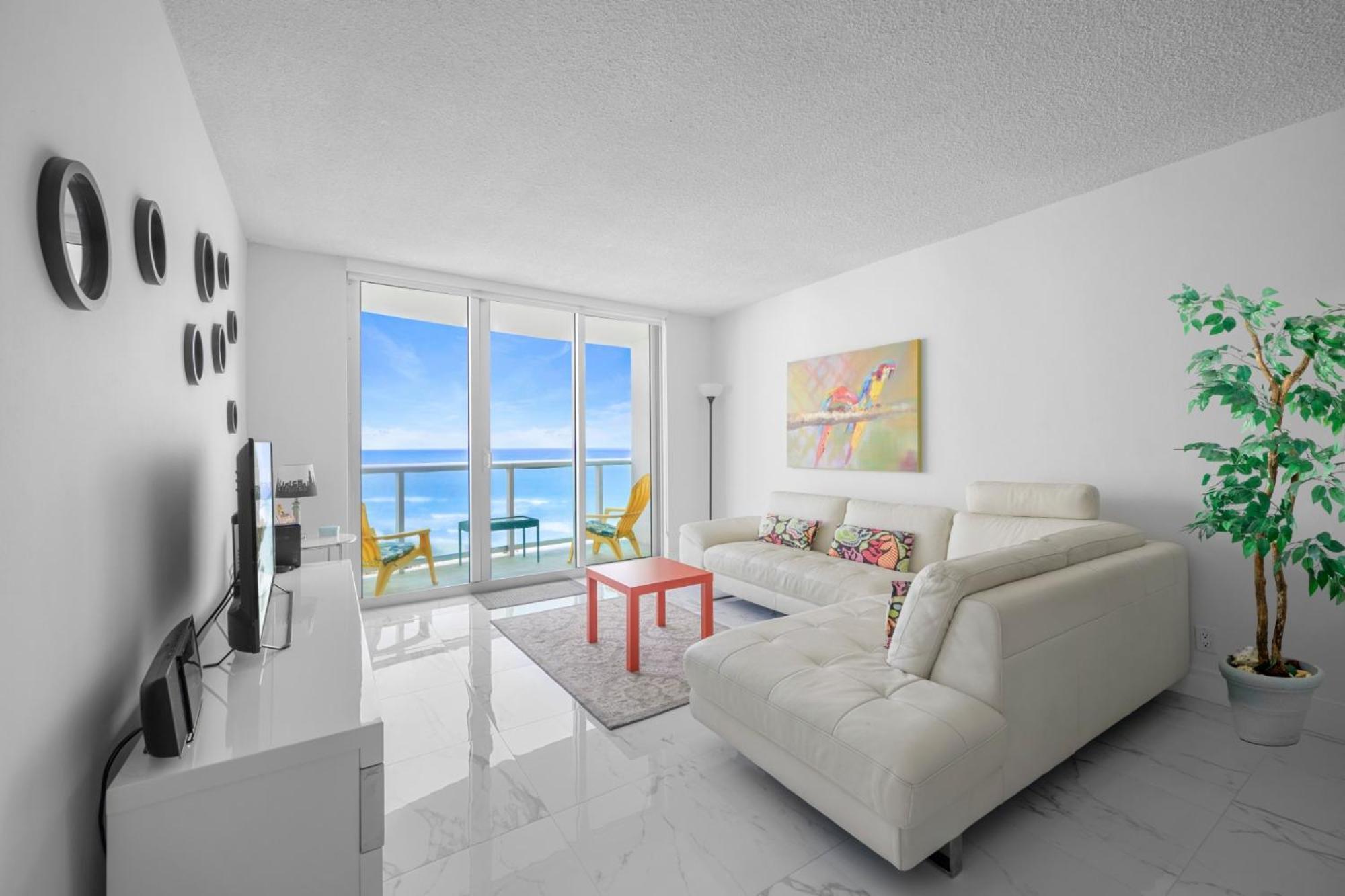 Apartment Luxury 2br Beachfront Condo, Sea Views & Balcony *