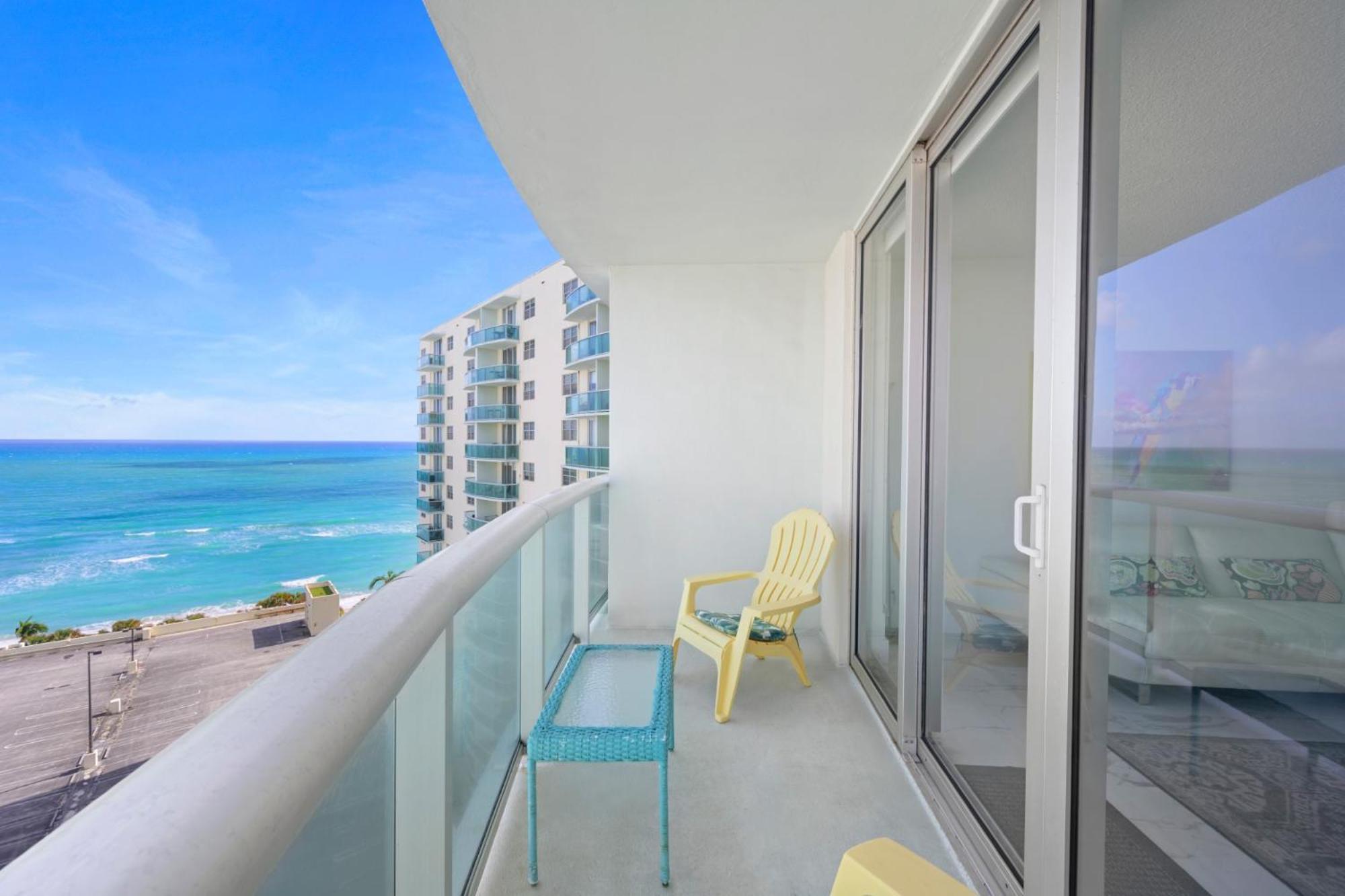 Luxury 2br Beachfront Condo, Sea Views & Balcony Apartment Hollywood