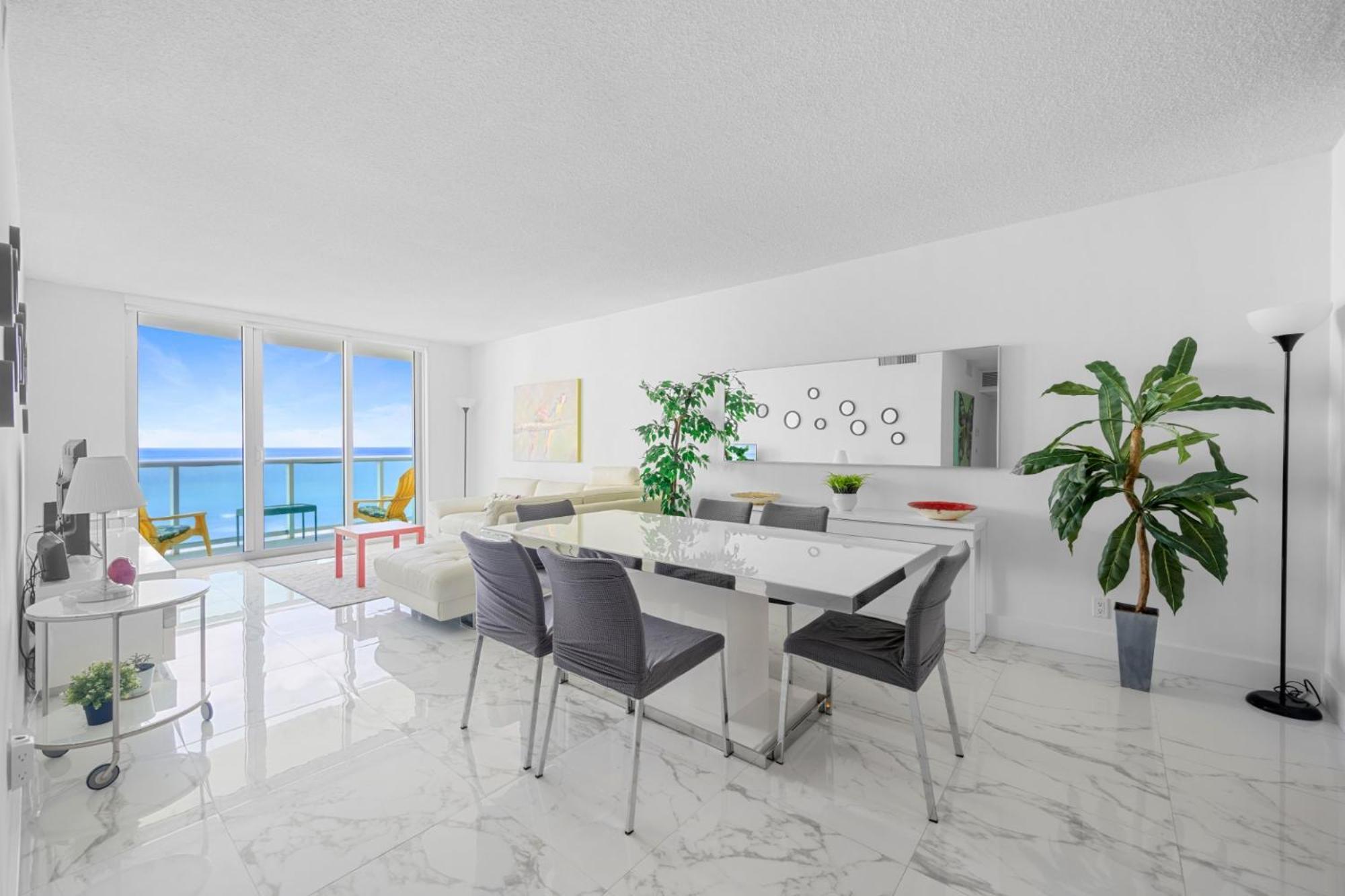 Luxury 2br Beachfront Condo, Sea Views & Balcony *