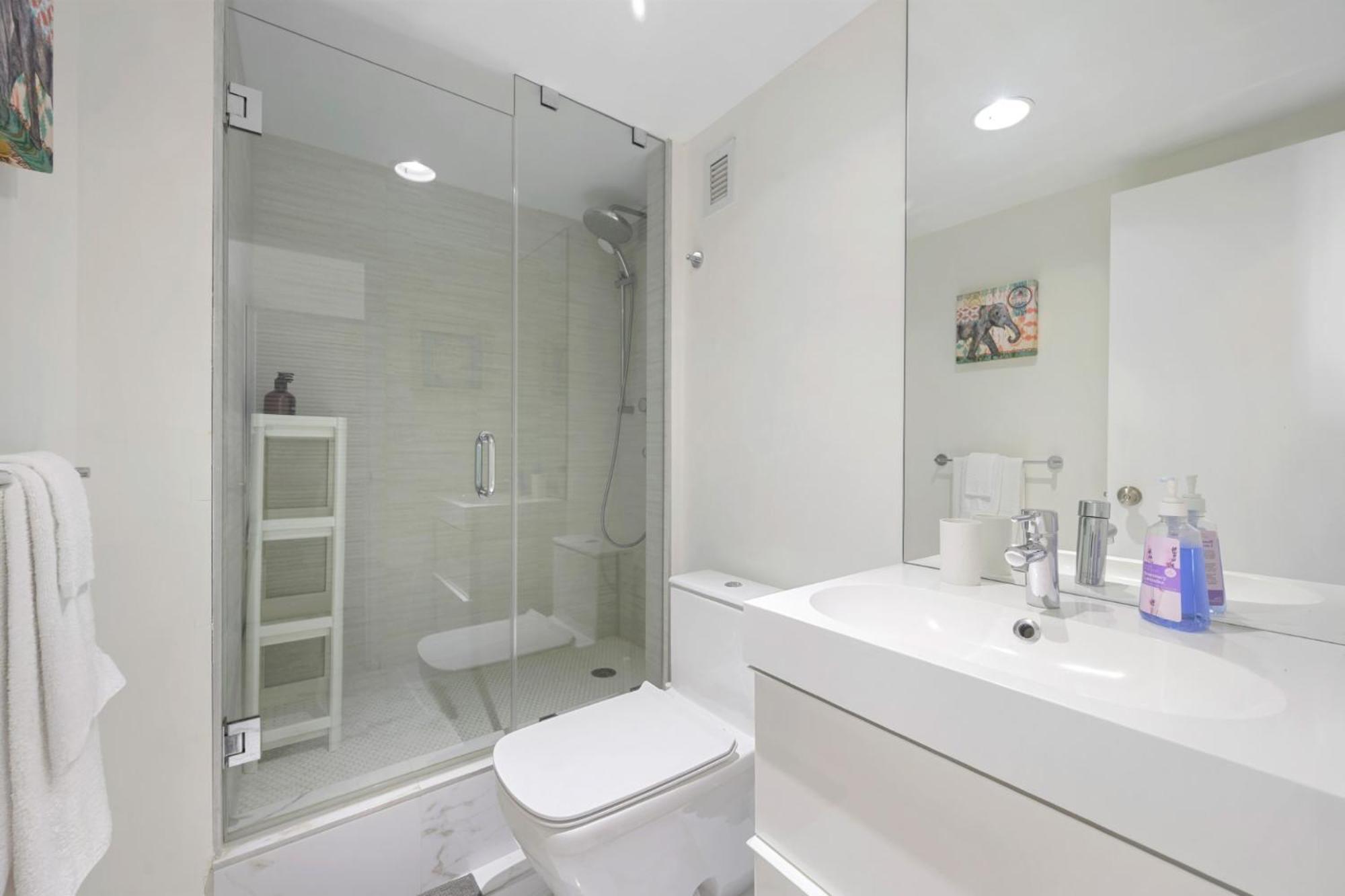 Luxury 2br Beachfront Condo, Sea Views & Balcony