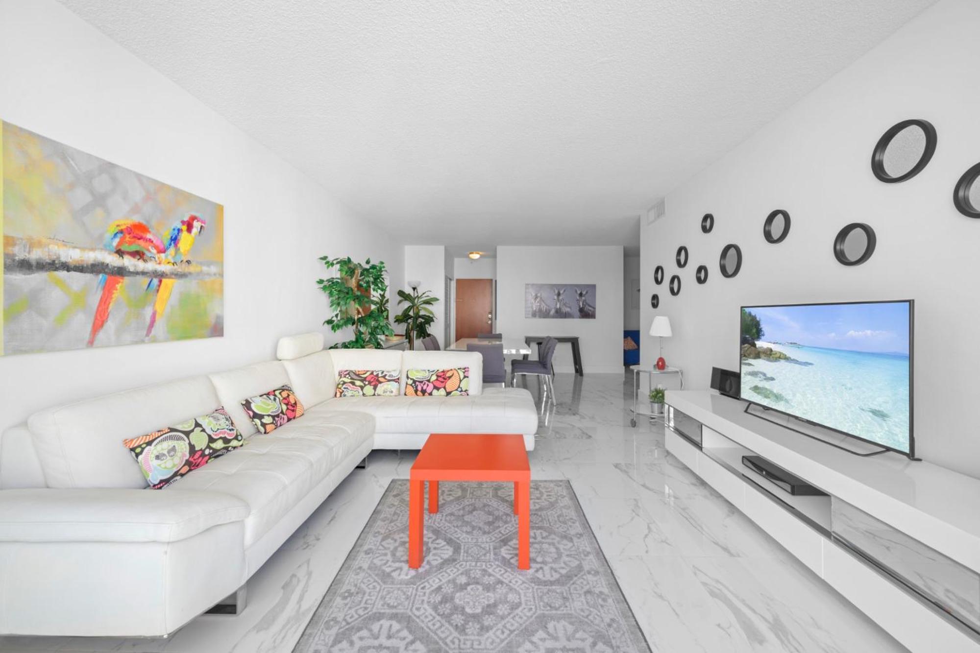 Luxury 2br Beachfront Condo, Sea Views & Balcony Apartment