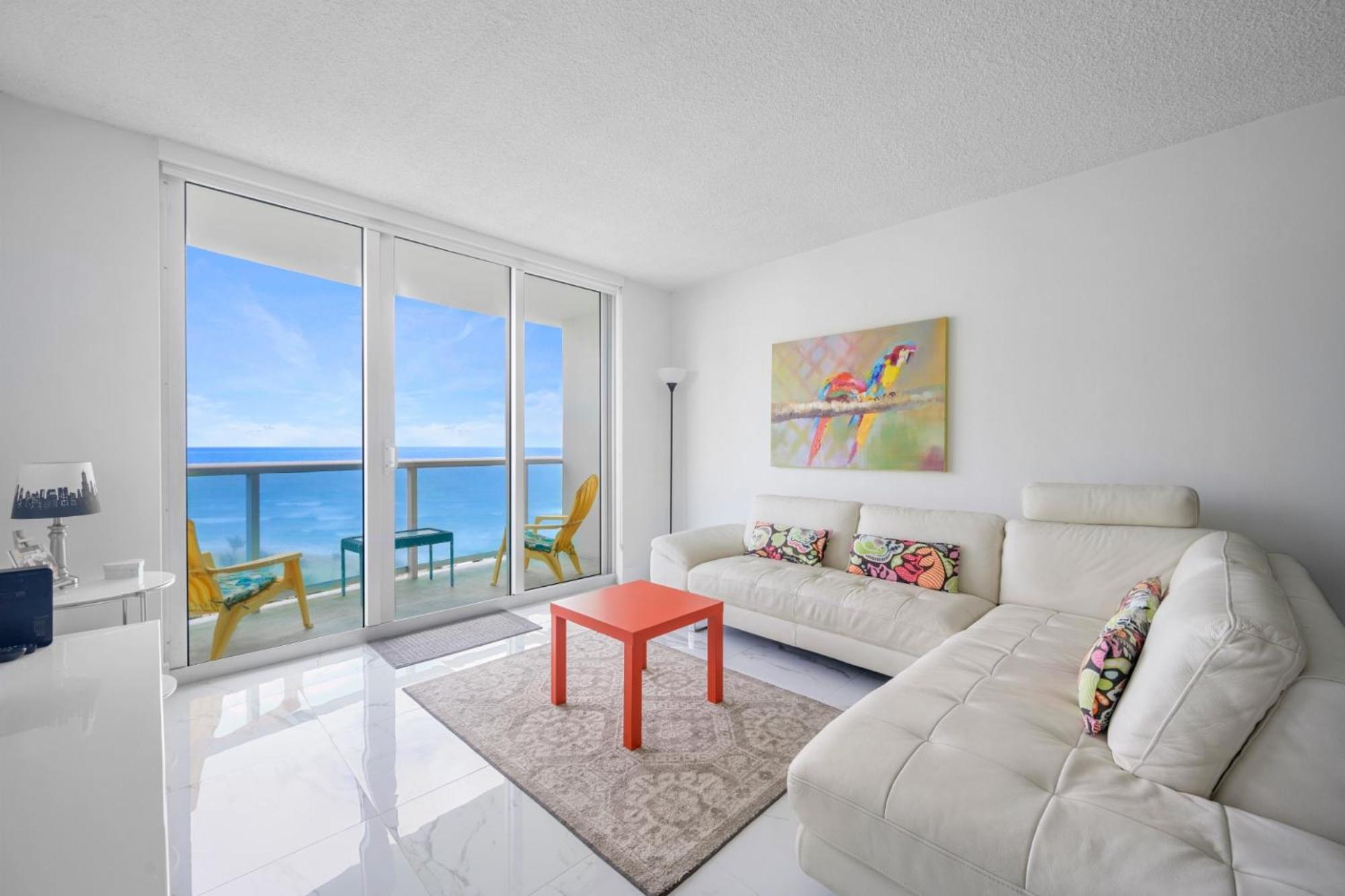 Apartment Luxury 2br Beachfront Condo, Sea Views & Balcony *