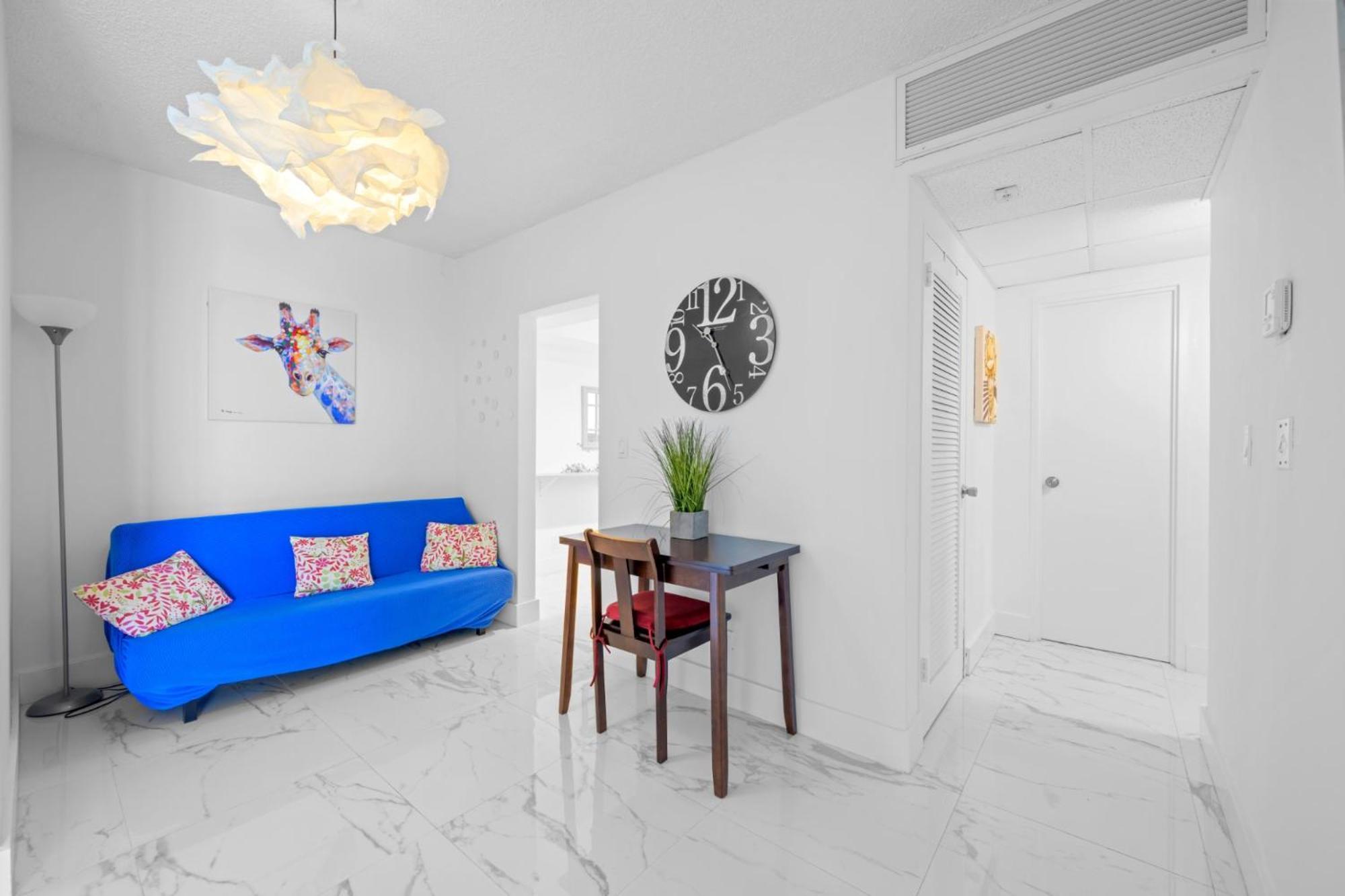 Luxury 2br Beachfront Condo, Sea Views & Balcony *
