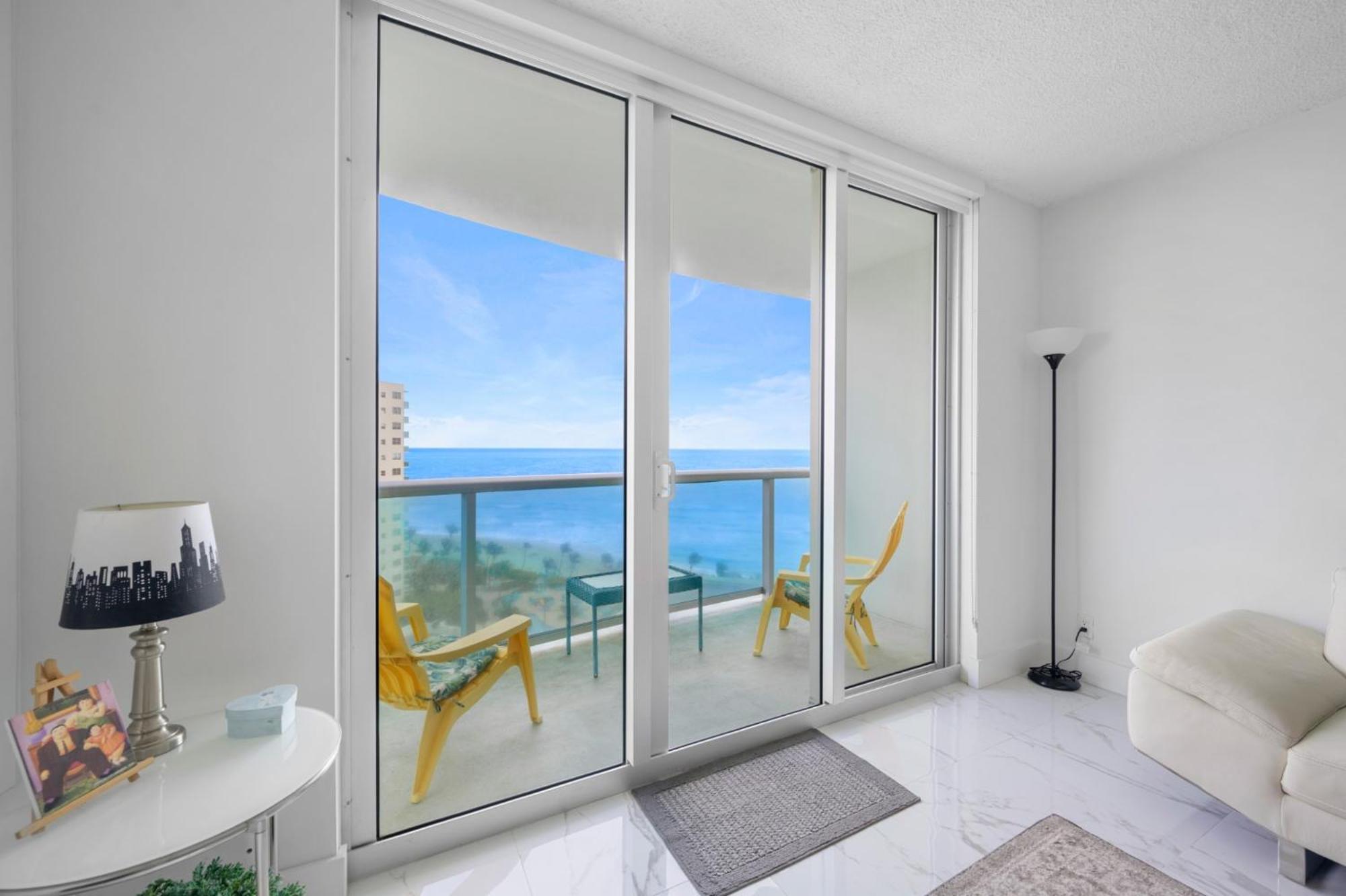 Luxury 2br Beachfront Condo, Sea Views & Balcony Apartment