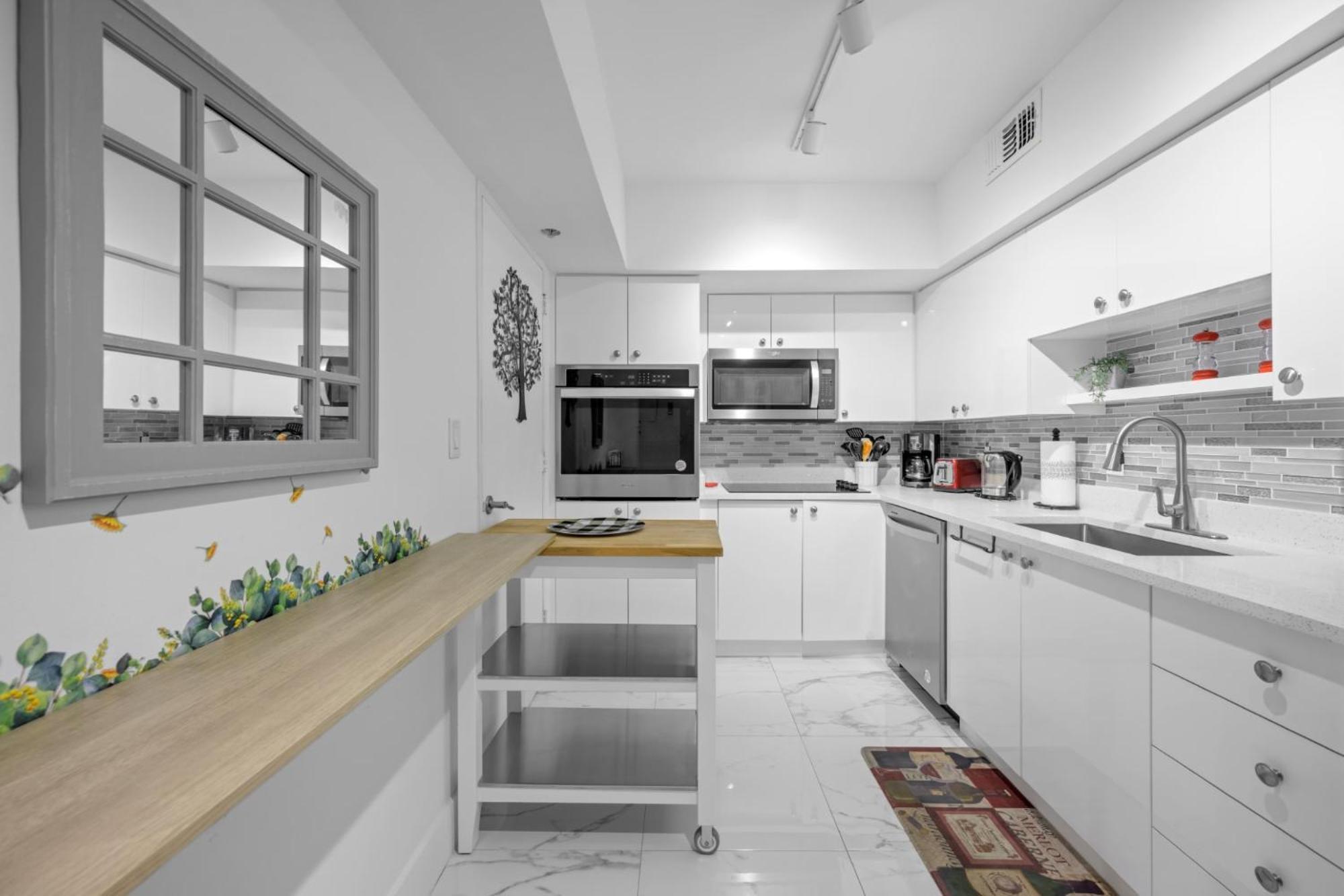 Apartment Luxury 2br Beachfront Condo, Sea Views & Balcony *