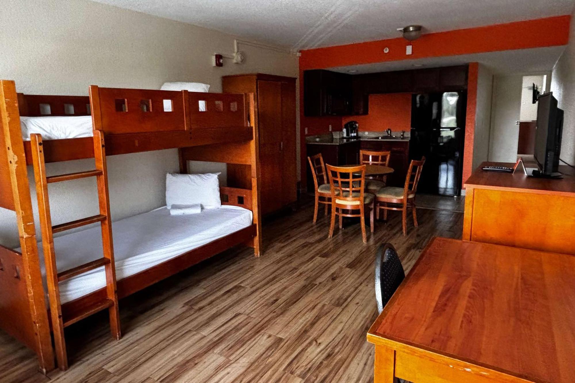 Ramada By Wyndham Flamingo Water Park Hotel Kissimmee