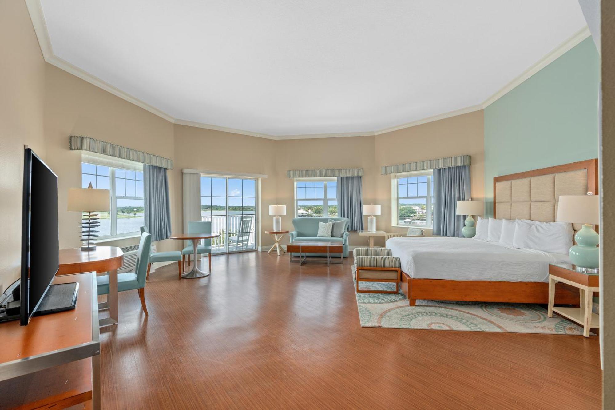 The Waterfront 3* The Villages