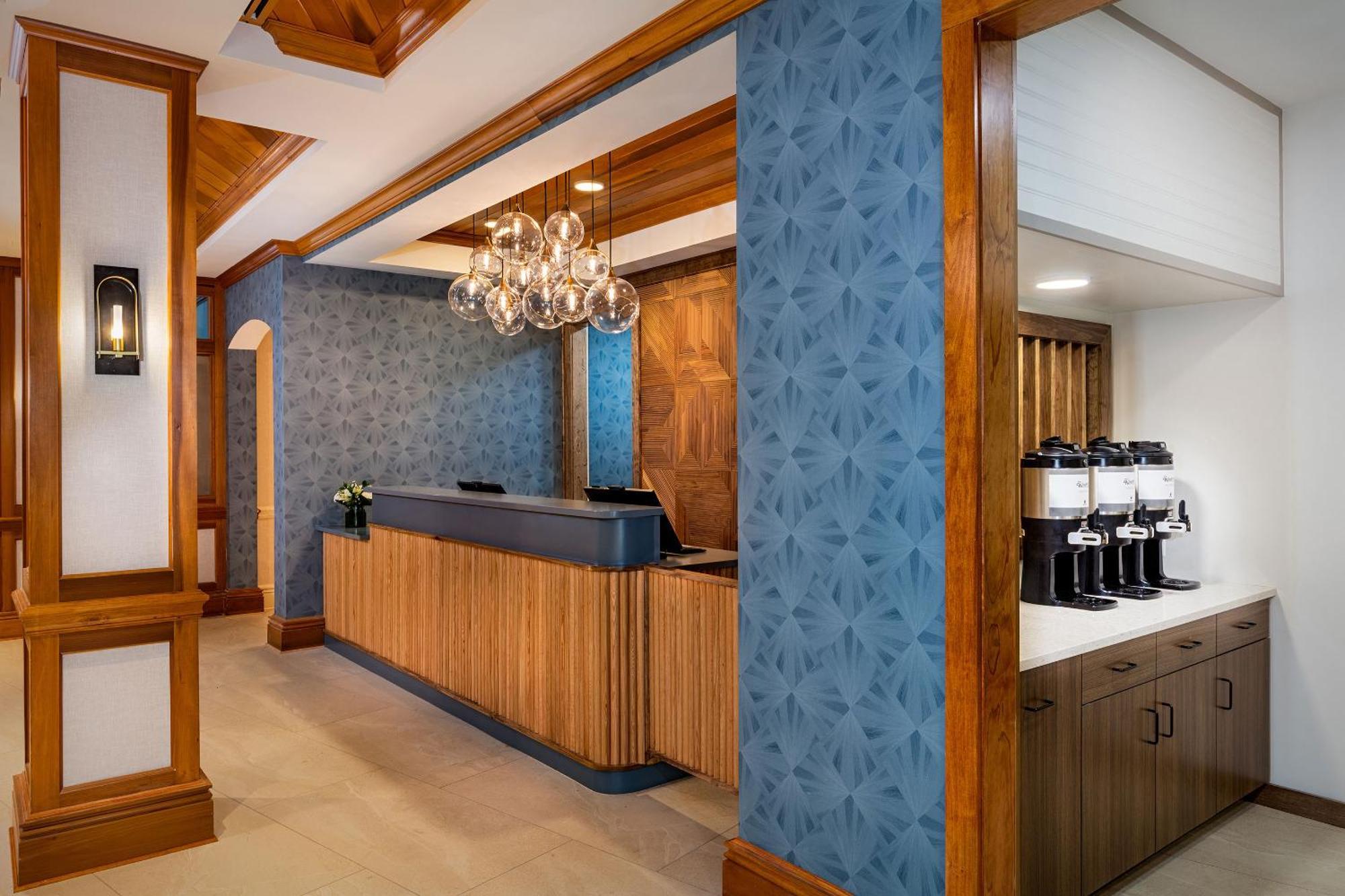 Hotel The Waterfront 3*