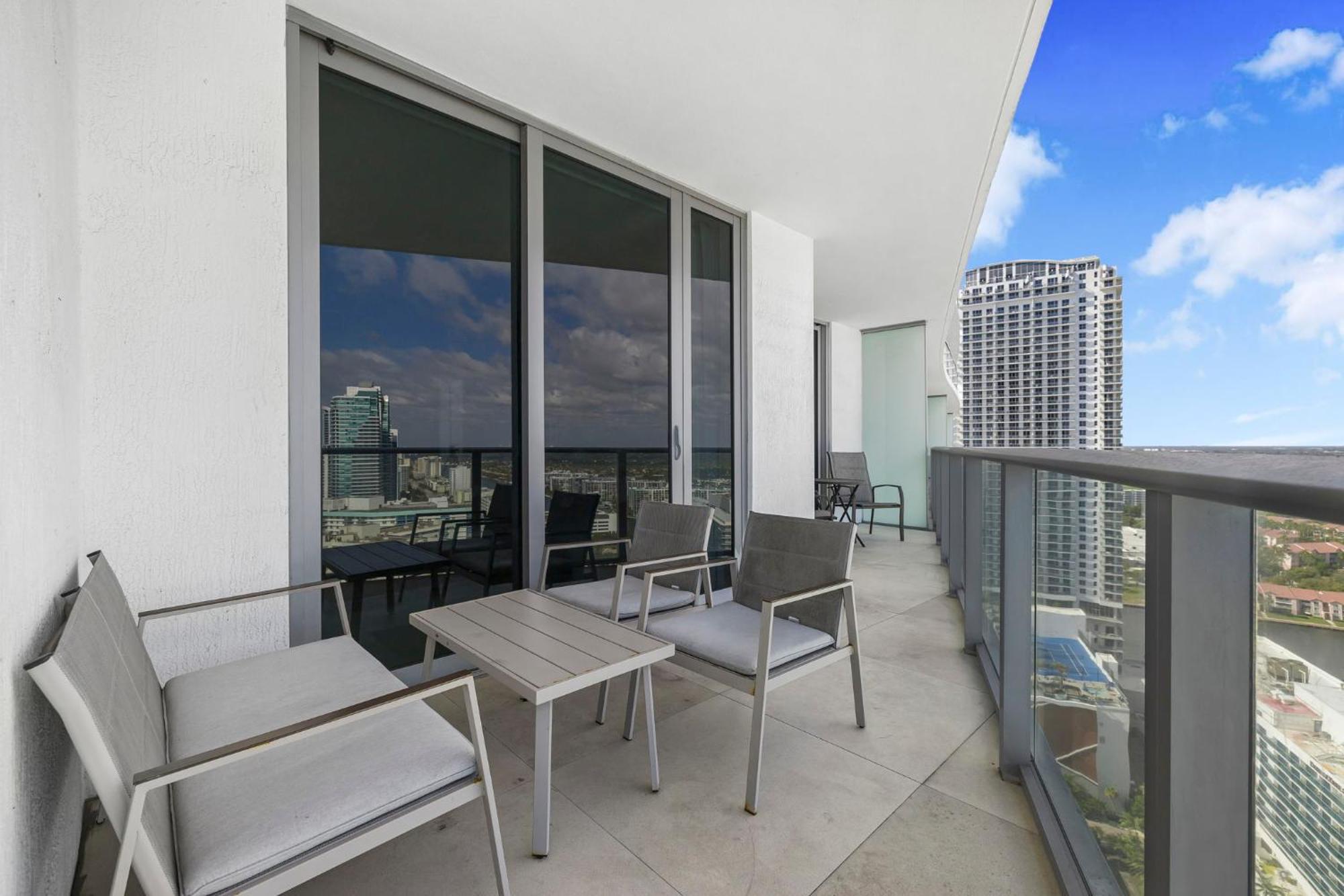 Amazing Oceanfront Views From 24th Floor! * Hollywood
