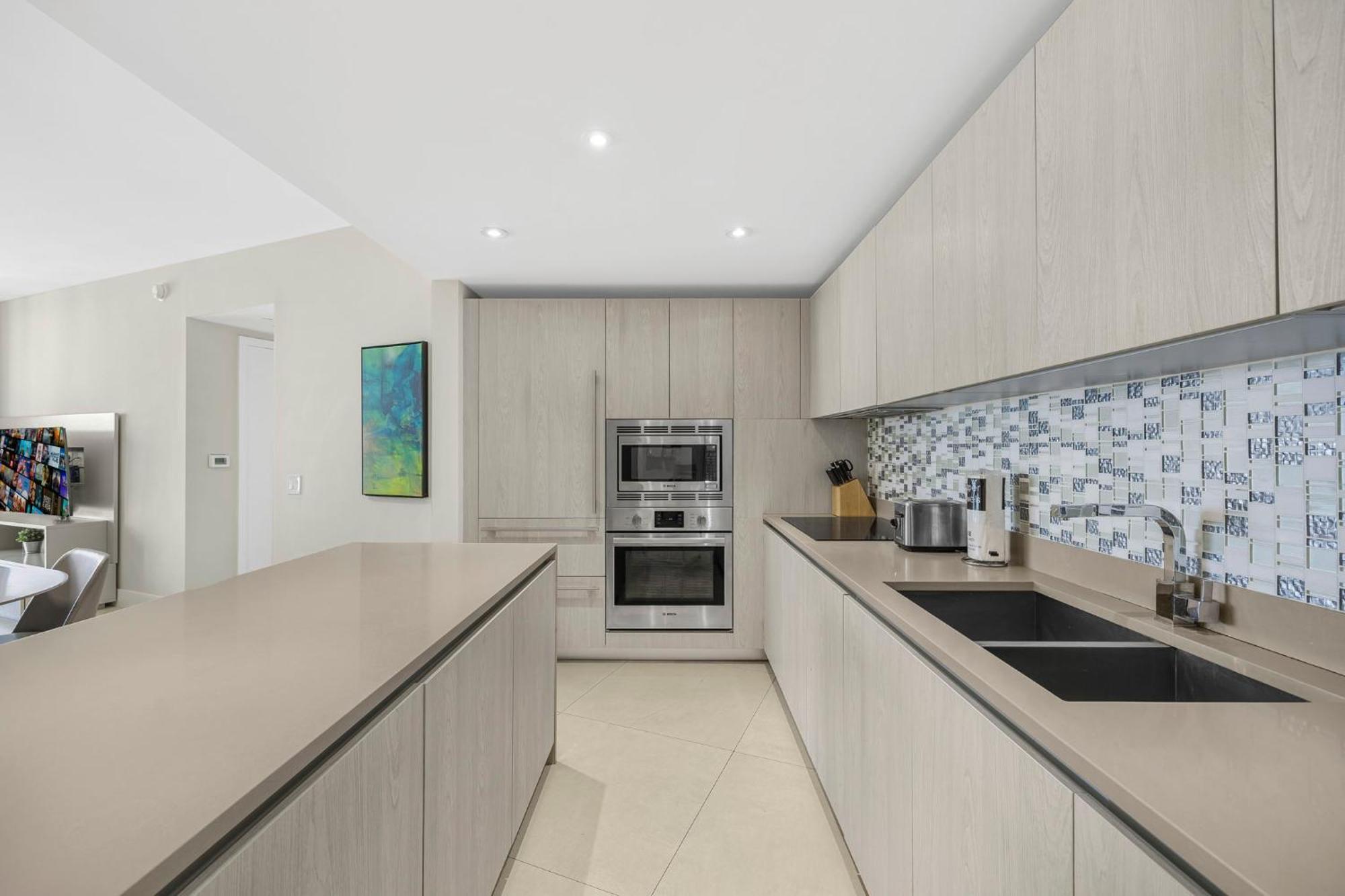Amazing Oceanfront Views From 24th Floor! *