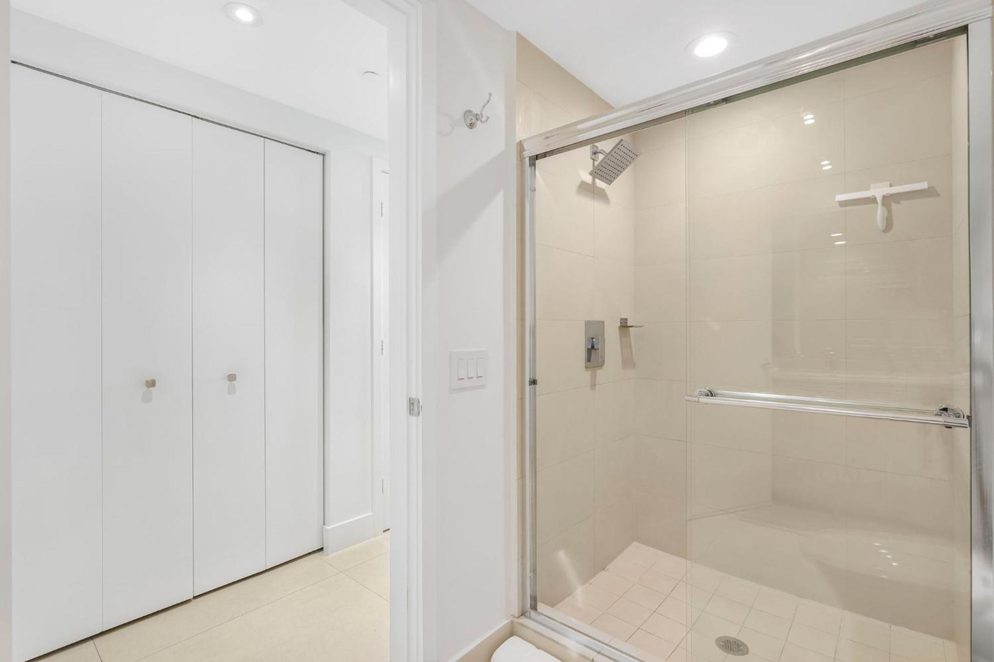 Amazing Oceanfront Views From 24th Floor! *