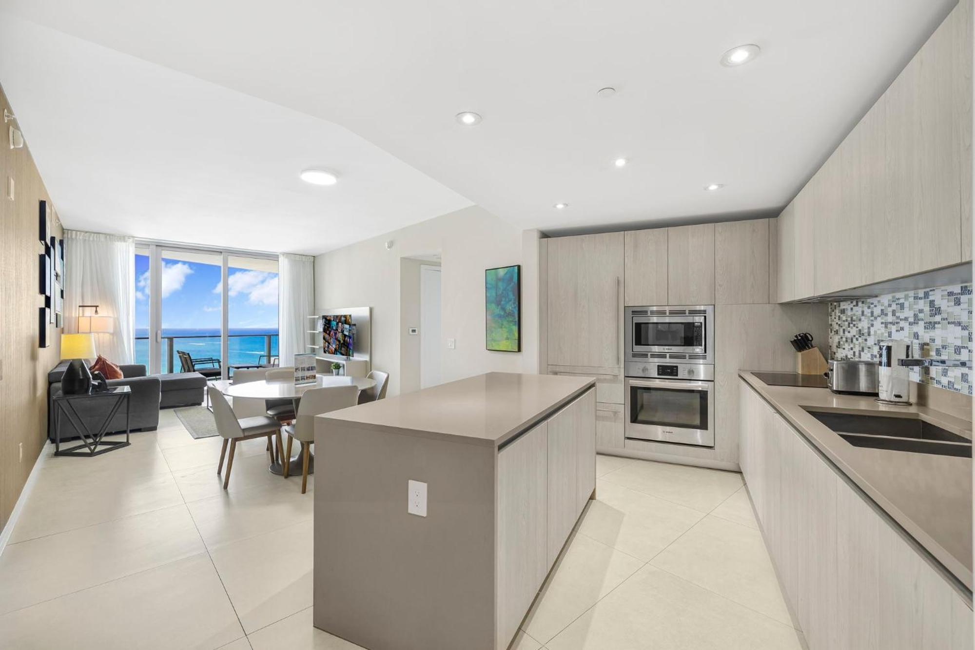 Amazing Oceanfront Views From 24th Floor! Apartment