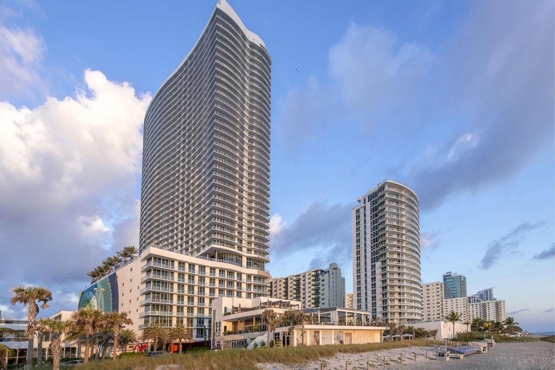 Stunning Beachfront 3-bedroom Corner Apartment *