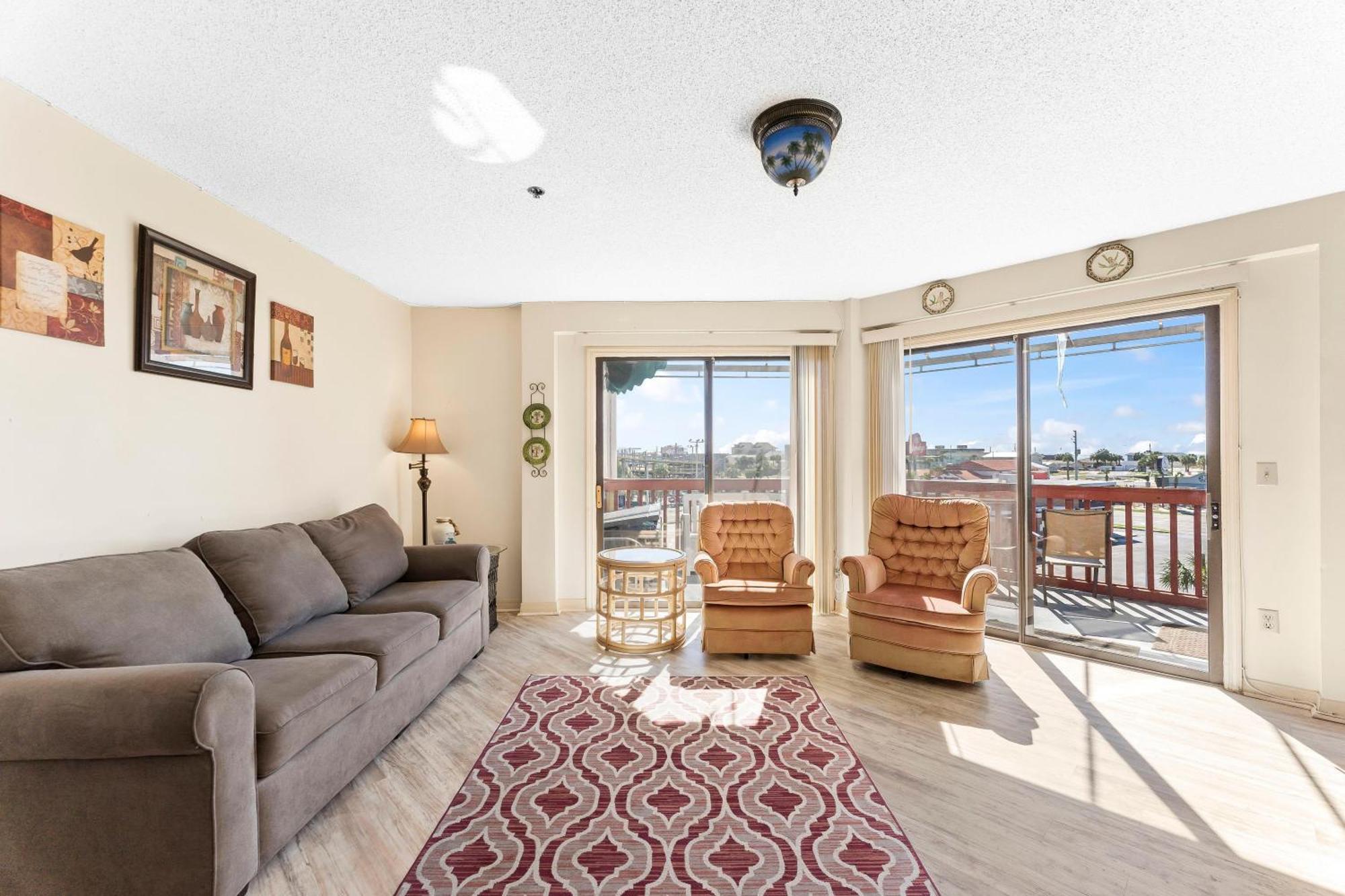 Apartment 1302b St Thomas Square