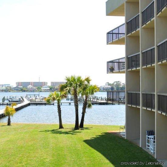Pirates Bay Guest Chambers And Marina