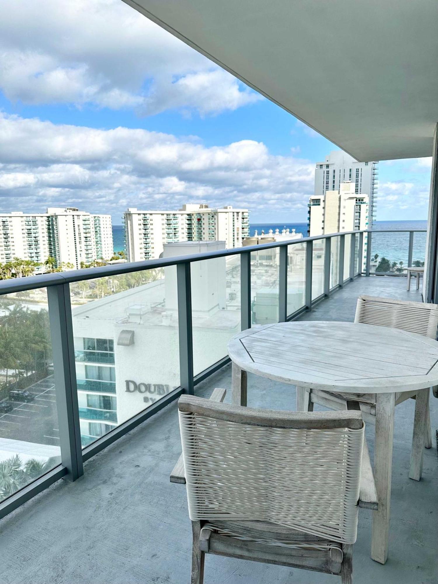 Corner Modern Ocean View Floor