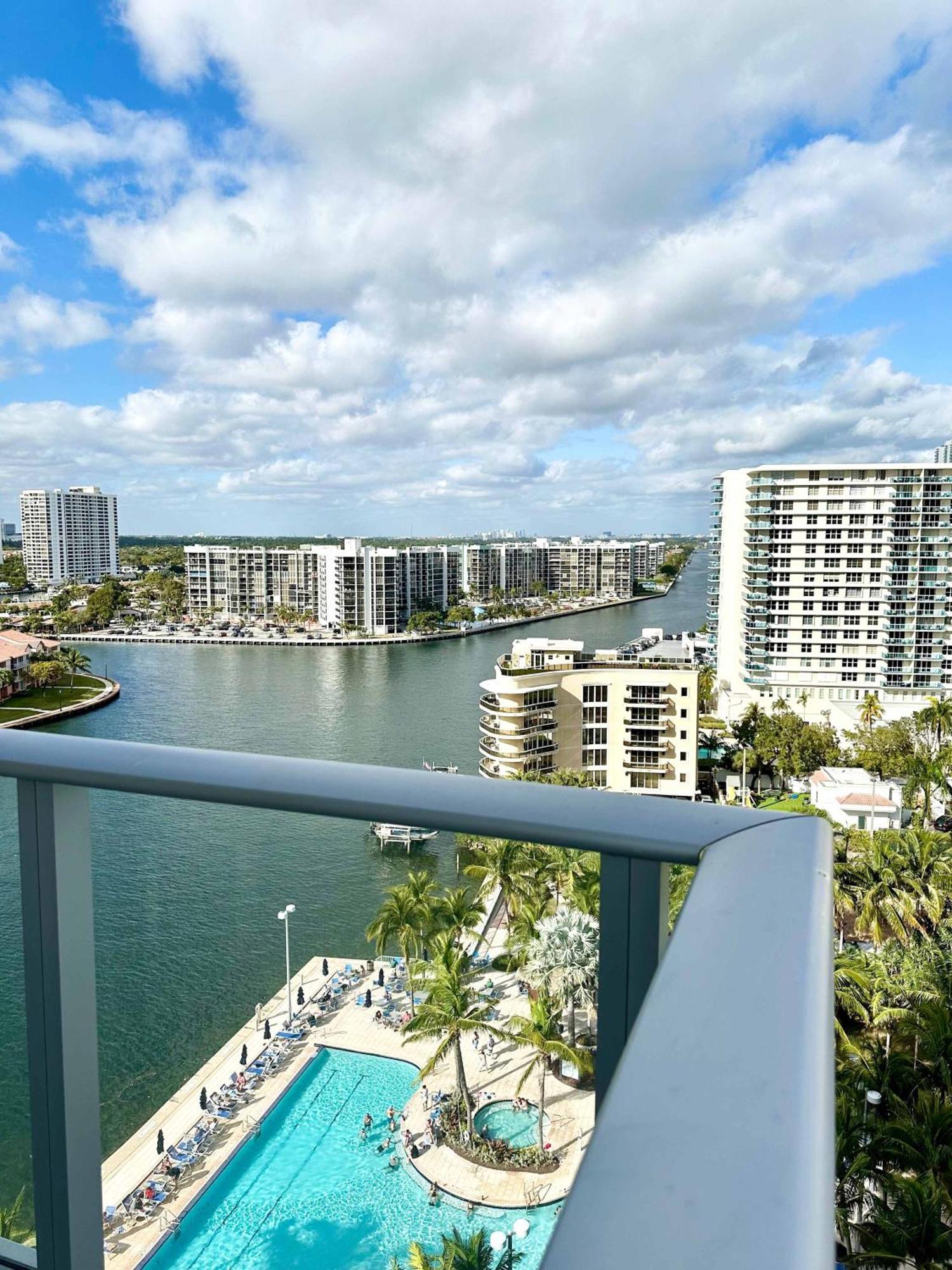 Corner Modern Ocean View Floor * Hollywood