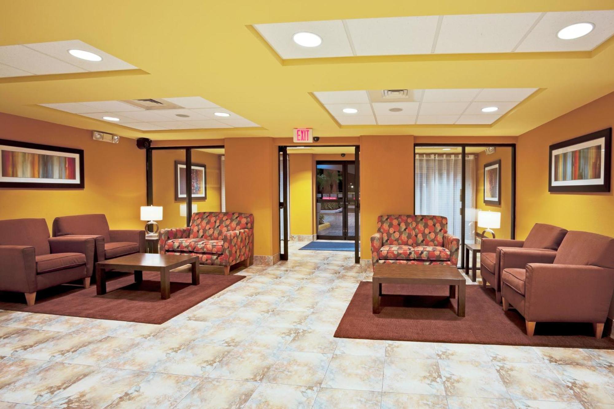 Express And Lauderdale Airport West By Ihg Hotel 3*