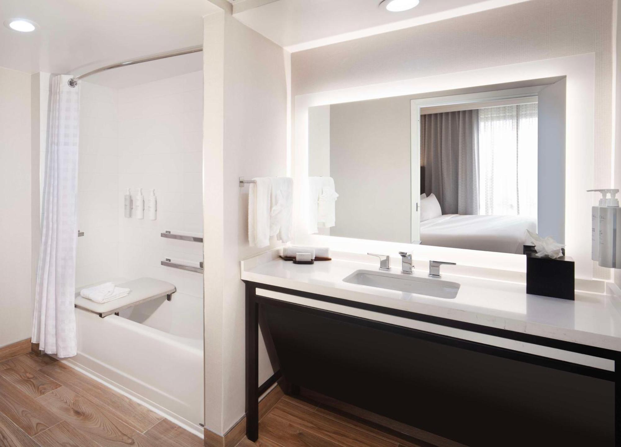 Embassy By Hilton Palm Gardens Pga Boulevard Hotel 4*