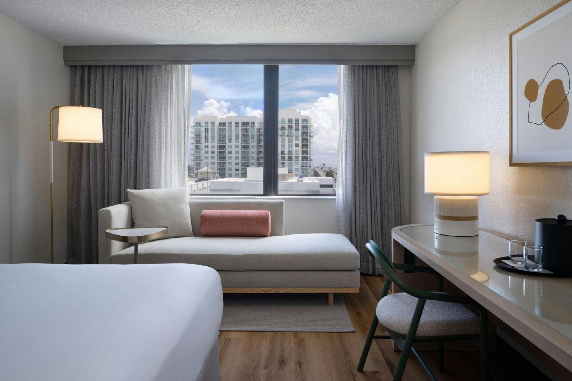 Hotel Renaissance Lauderdale Cruise Port 4*