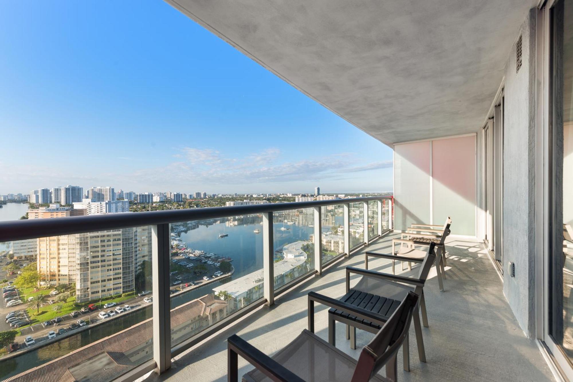 Water View Building With Pool - 5-min Walk To The Hallandale Beach