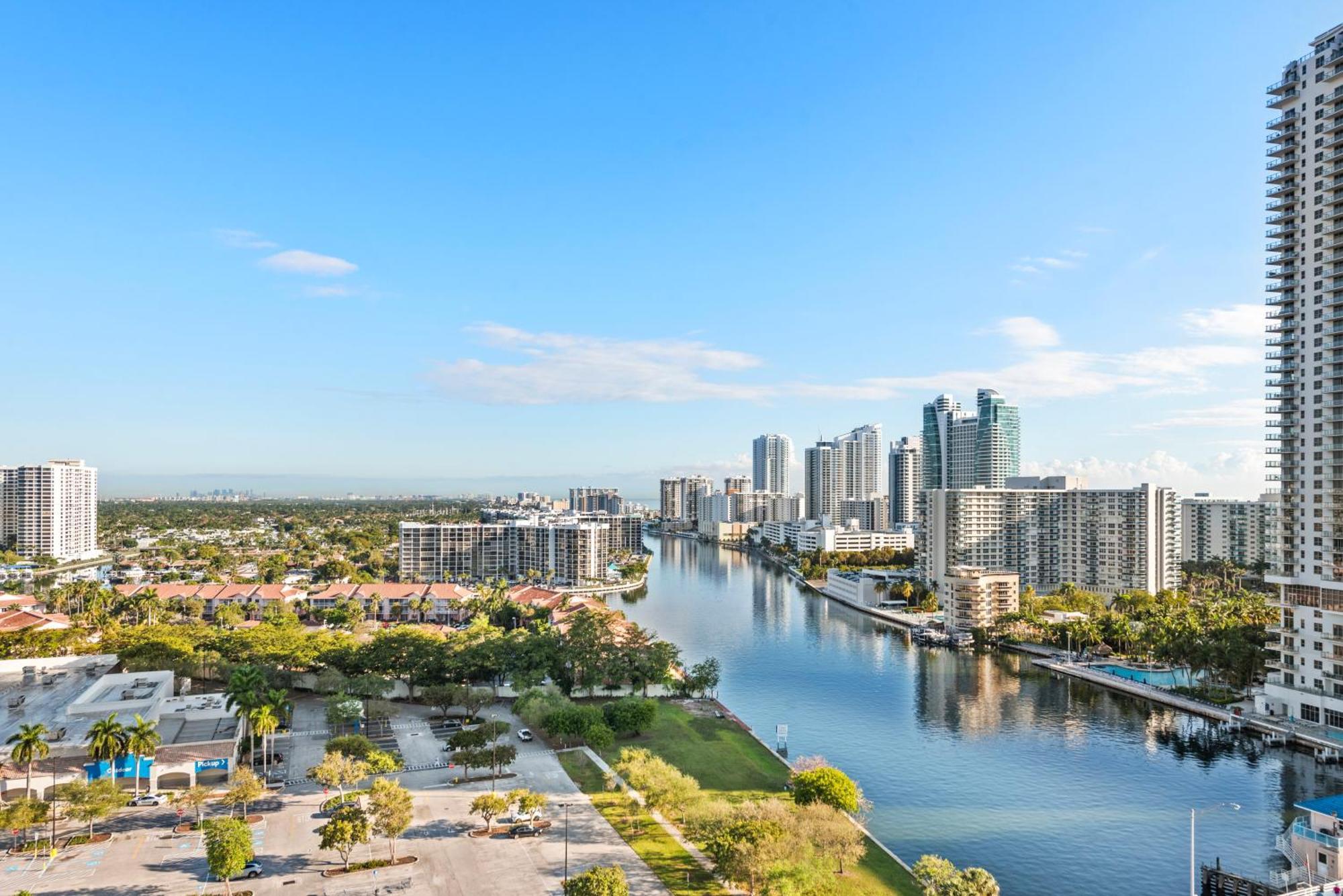 Aparthotel Water View Building With Pool - 5-min Walk To The Hallandale Beach