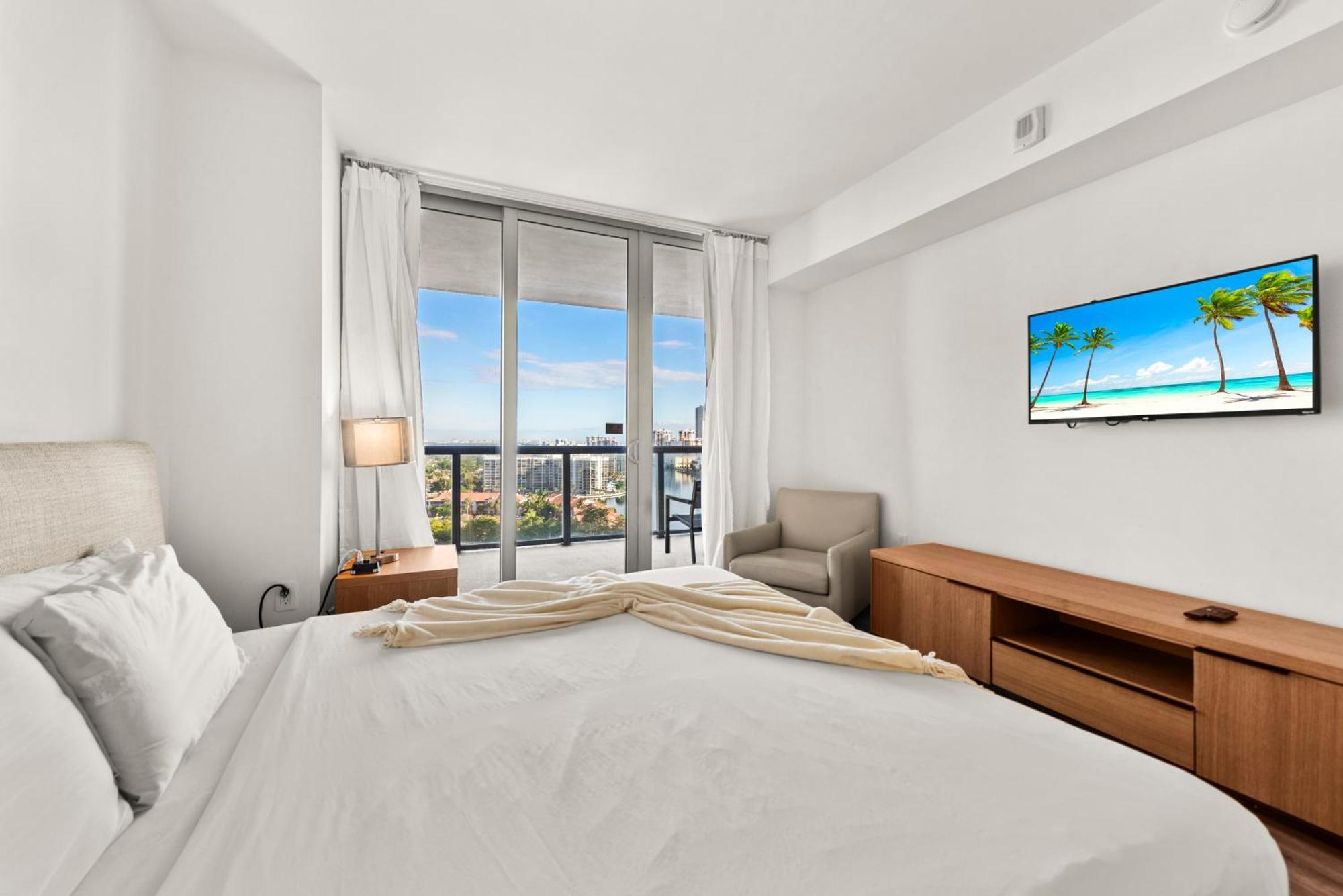 Water View Building With Pool - 5-min Walk To The