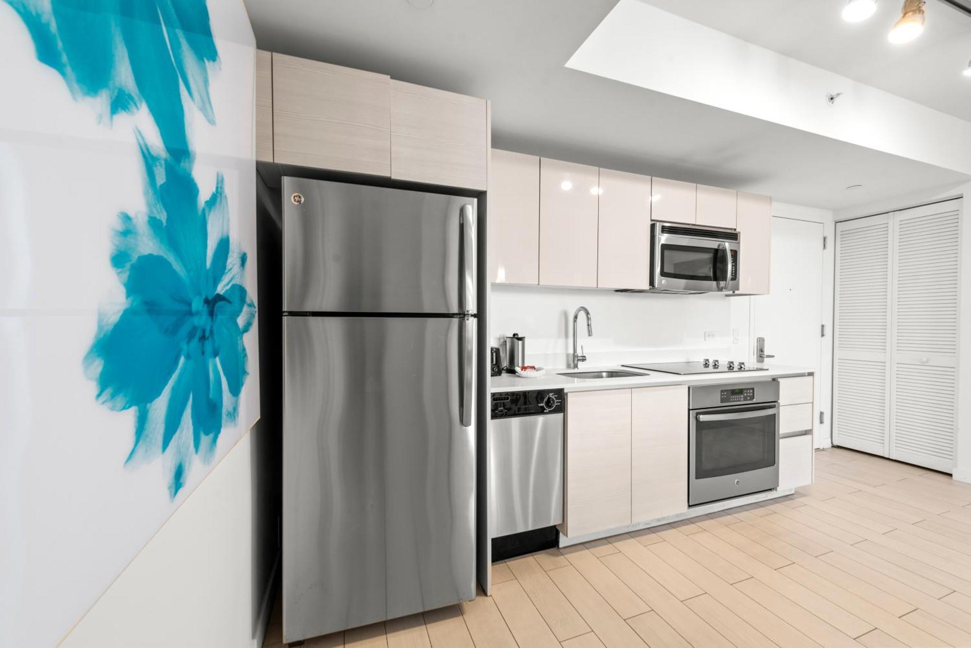 Water View Building With Pool - 5-min Walk To The
