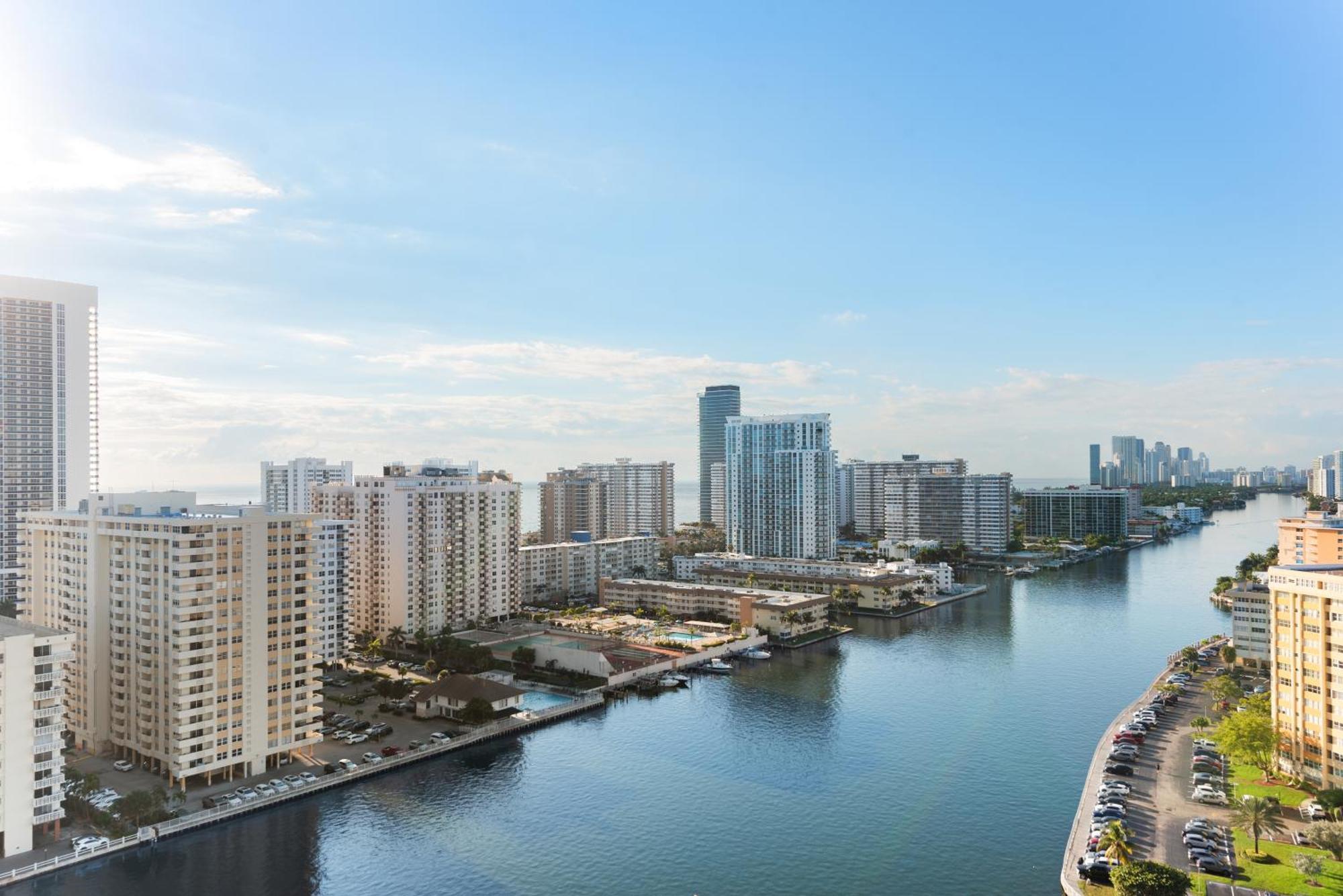 Aparthotel Water View Building With Pool - 5-min Walk To The - Cozy Hallandale Beach