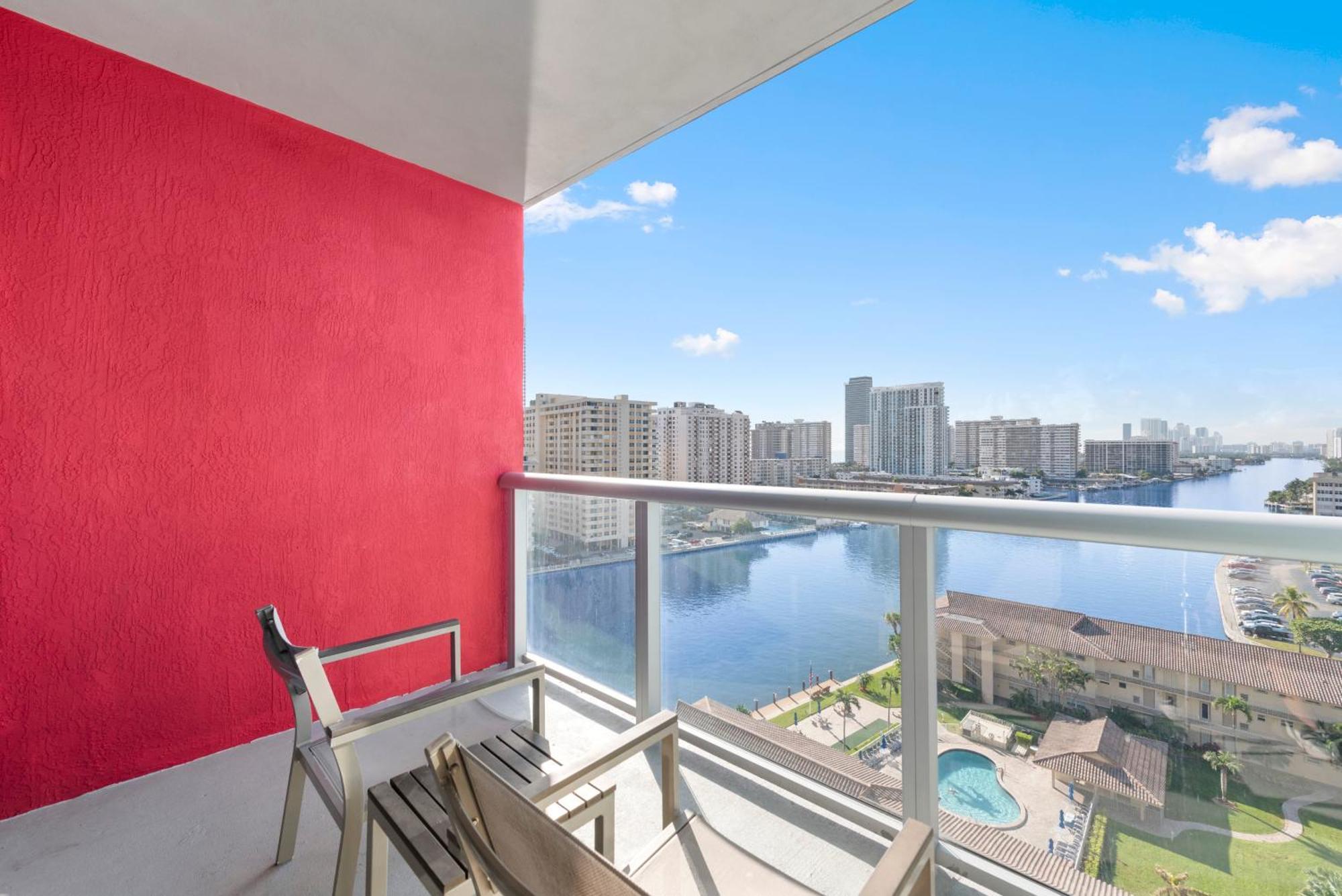 Water View Building With Pool - 5-min Walk To The - Cozy * Hallandale Beach
