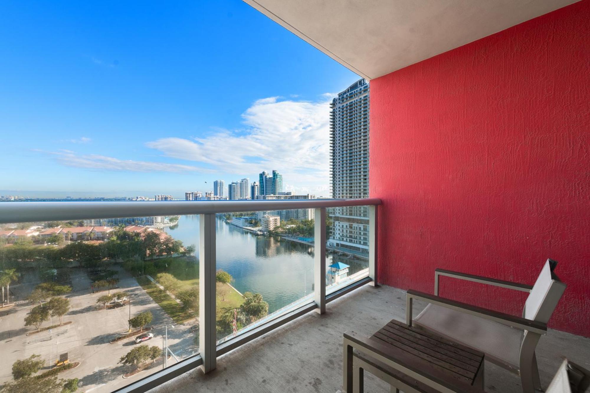Water View Building With Pool - 5-min Walk To The - Cozy