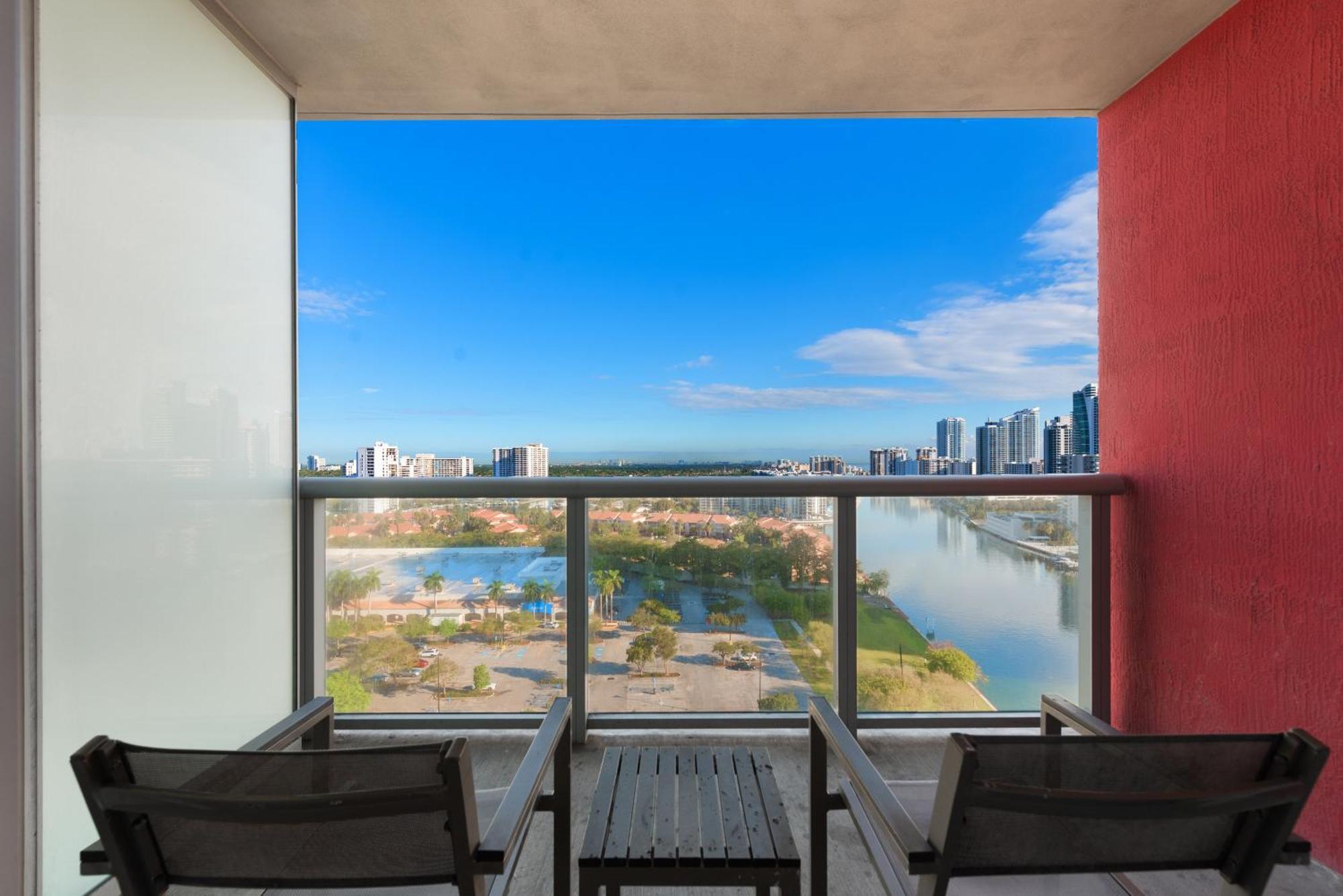 Water View Building With Pool - 5-min Walk To The - Cozy Hallandale Beach