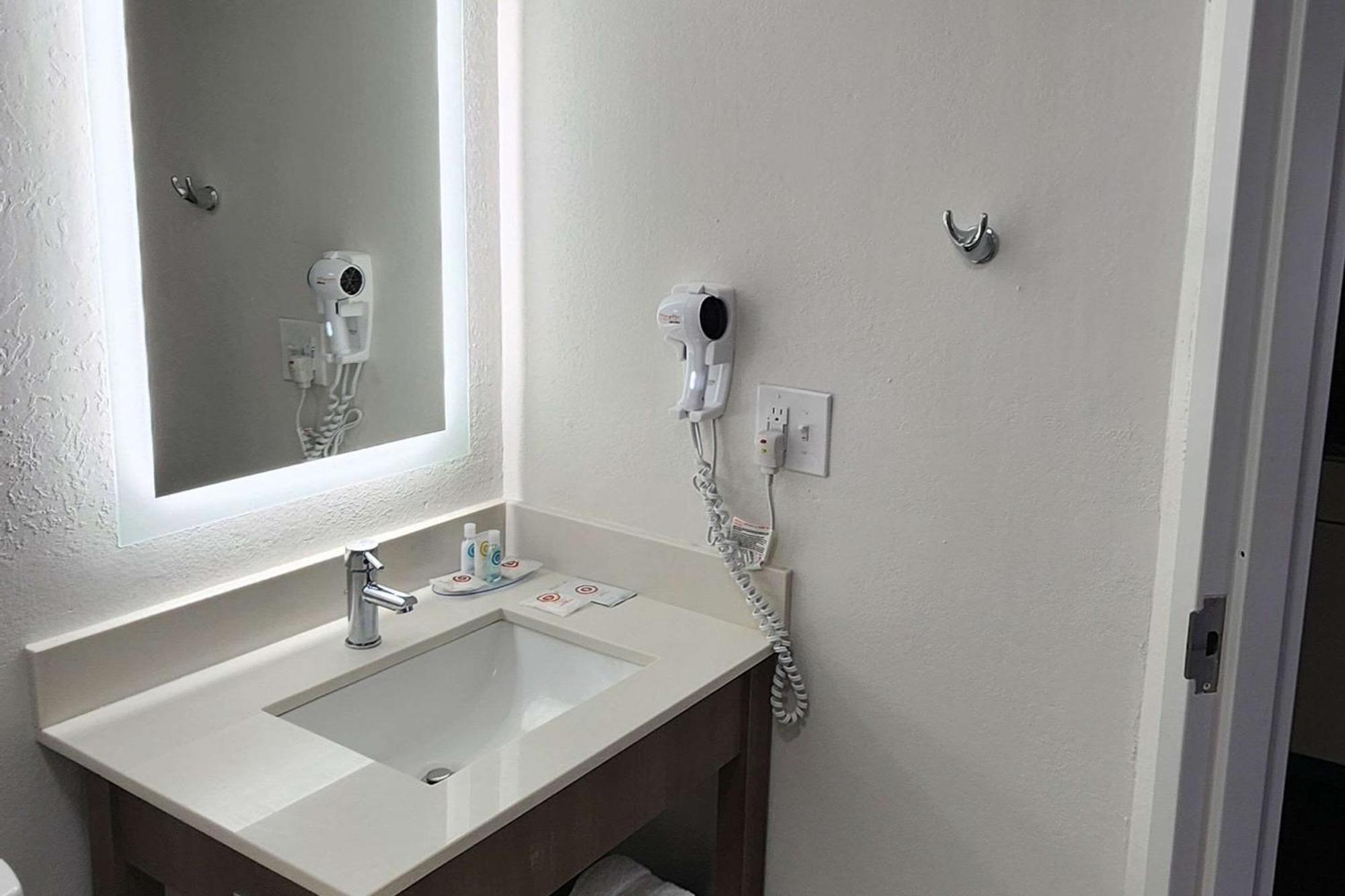 Comfort - Area Inn Pensacola