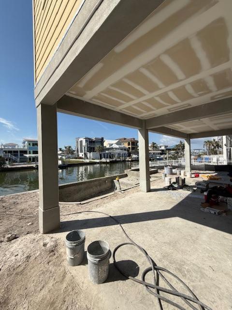 New Luxury Build W/ Pool, Hot Tub & Canal Views Holiday home *