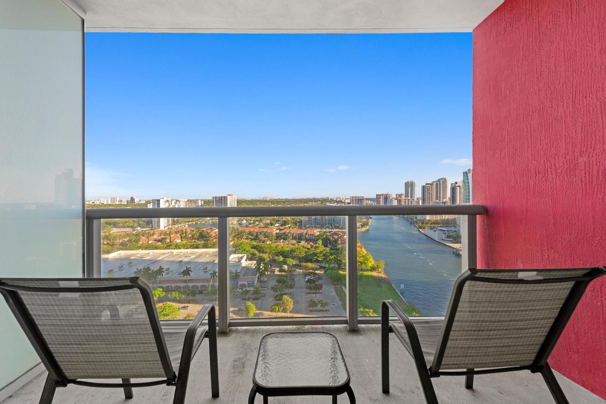 Water View Building With Pool - 5-min Walk To The - Cozy Aparthotel Hallandale Beach