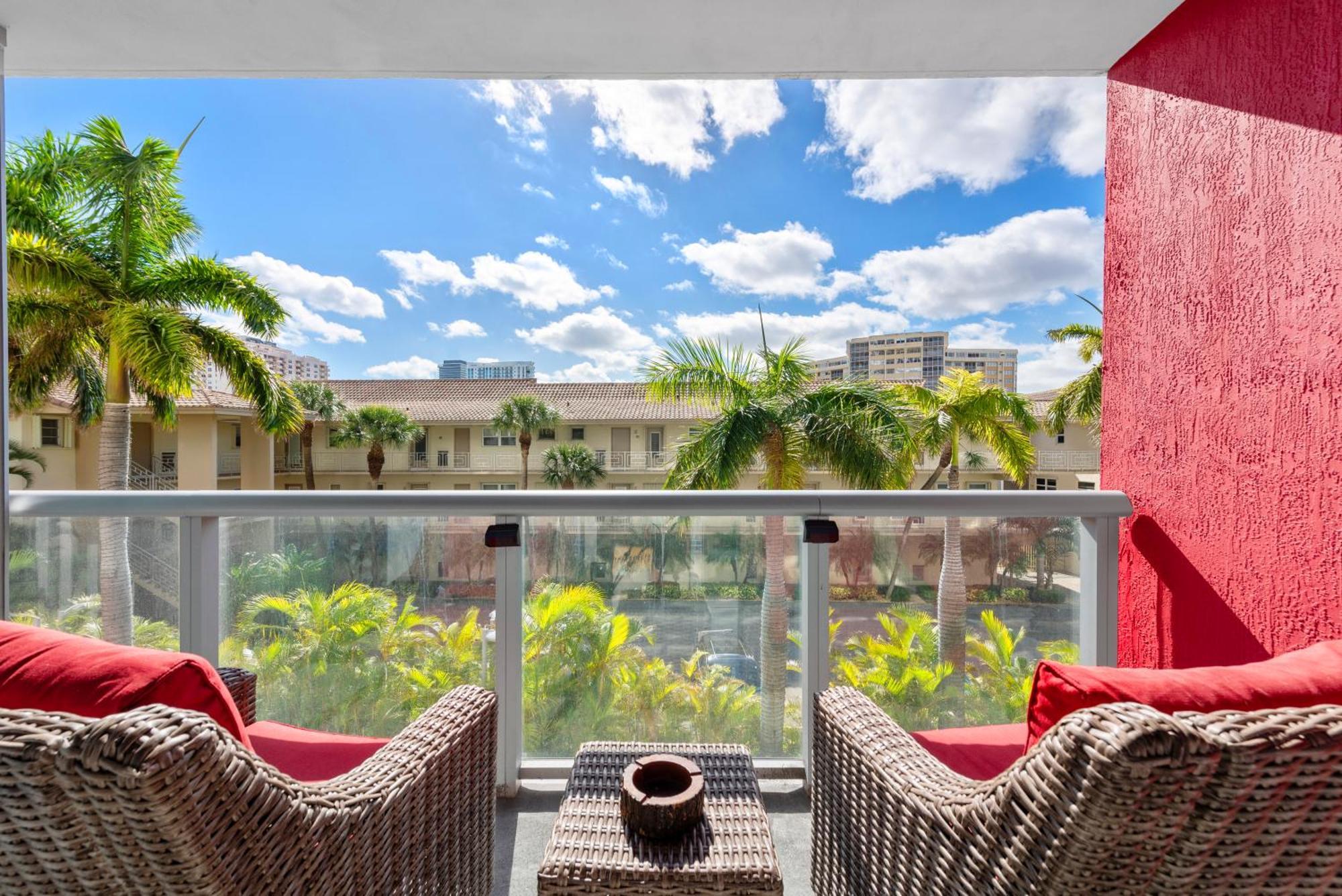 Water View Building With Pool - 5-min Walk To The - Cozy Hallandale Beach