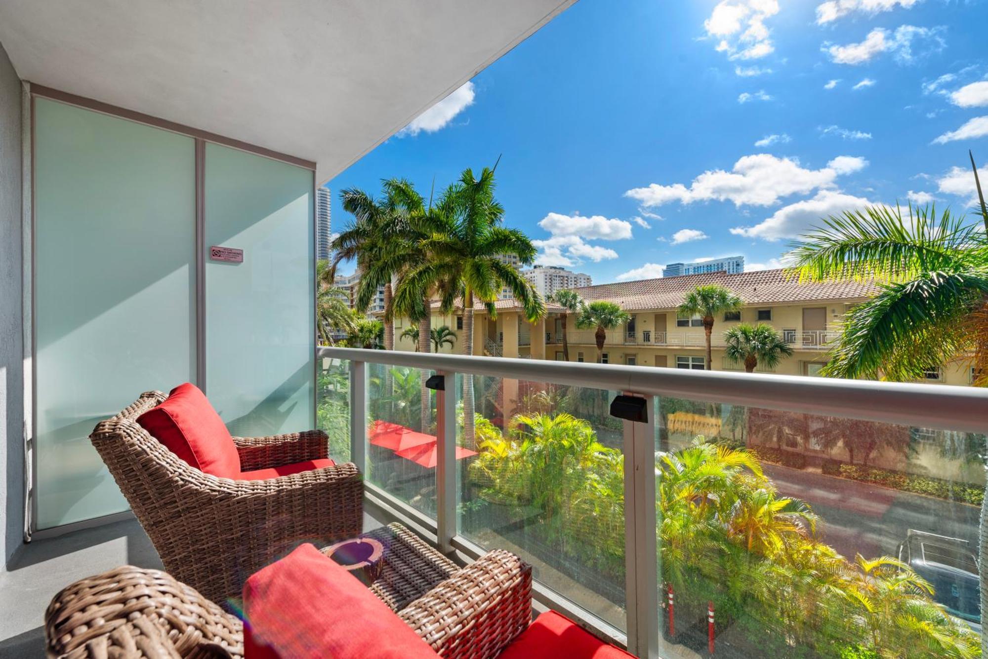 Water View Building With Pool - 5-min Walk To The - Cozy Aparthotel Hallandale Beach