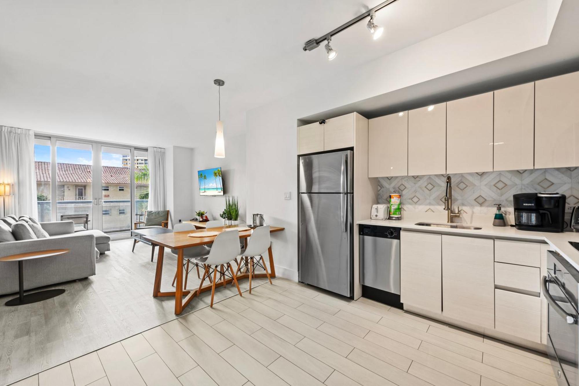 Water View Building With Pool - 5-min Walk To The * Hallandale Beach