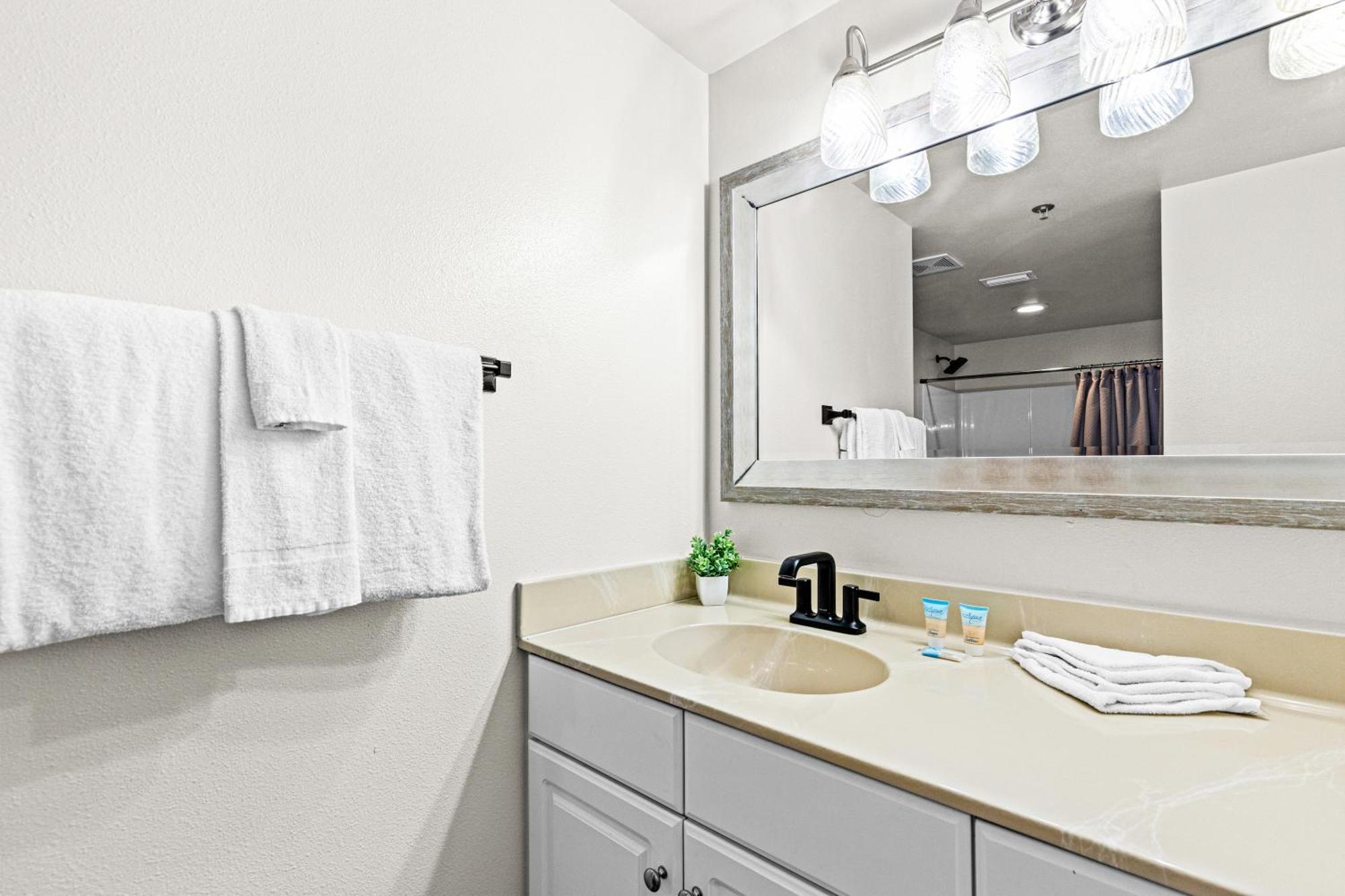 Apartment Pelican's Pointe At The Shores *