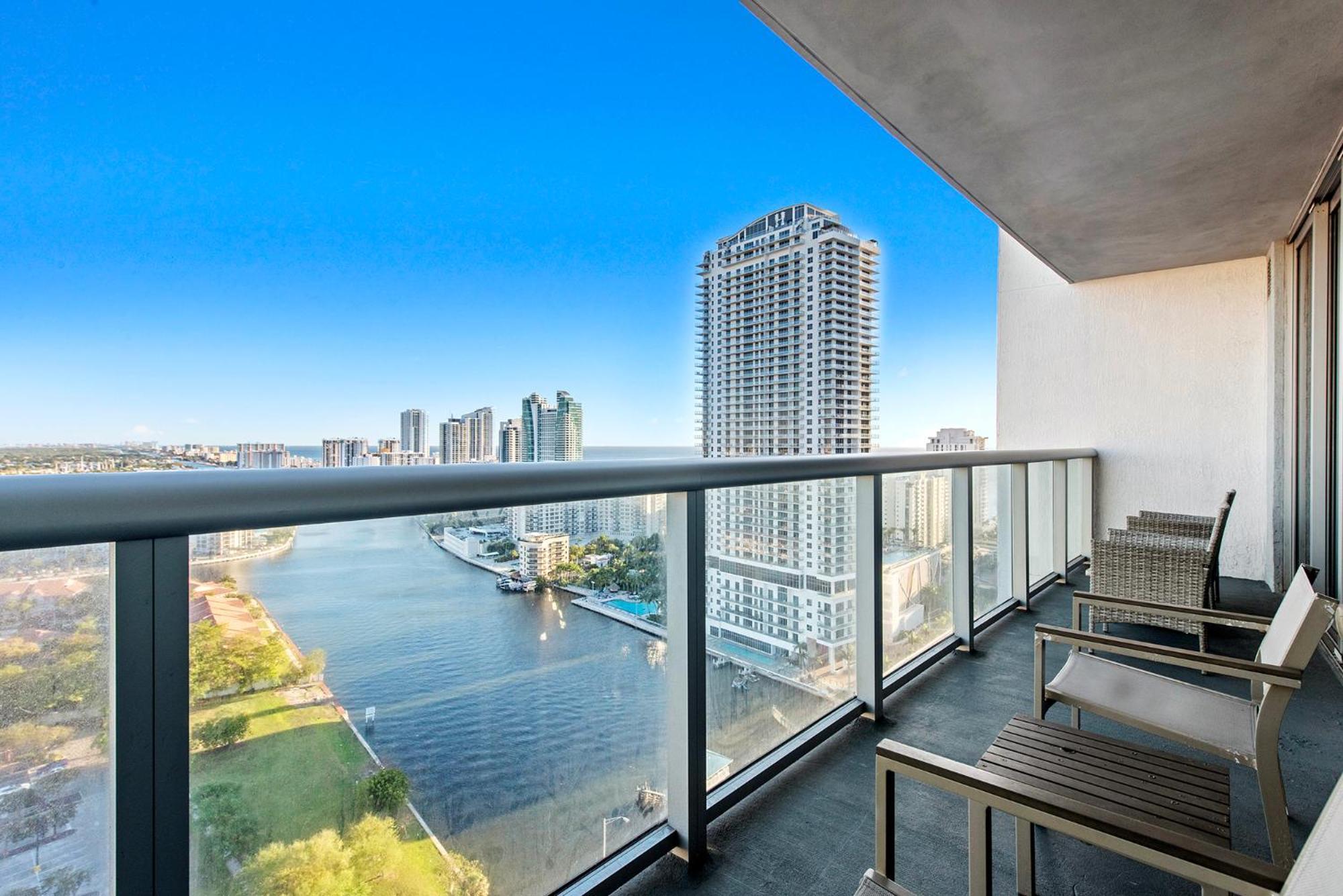 Aparthotel Water View Building With Pool - 5-min Walk To The Hallandale Beach
