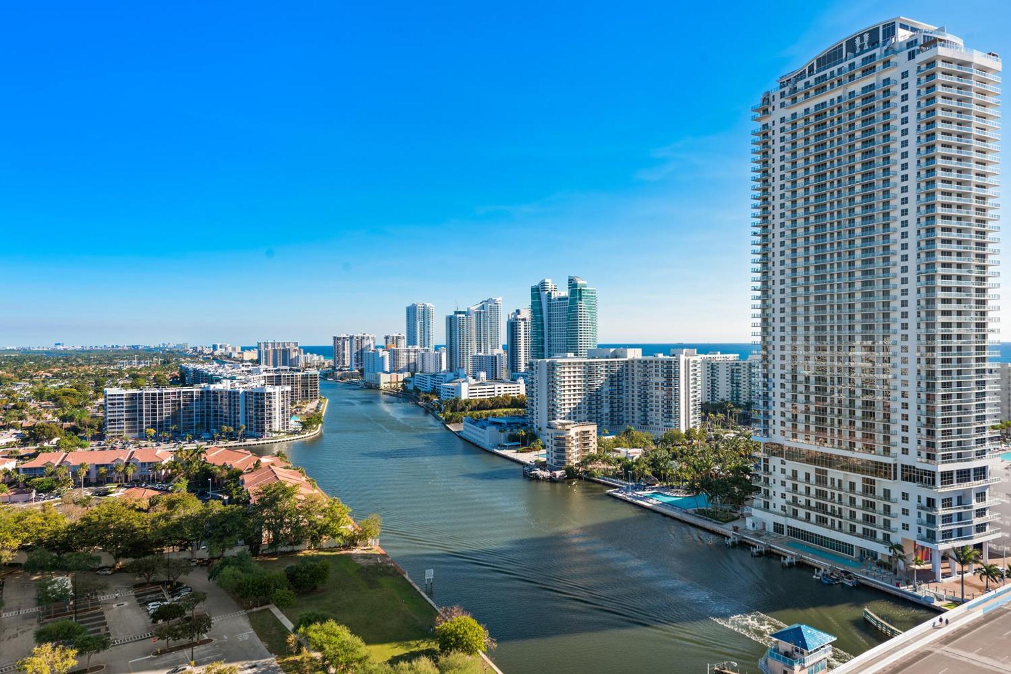 Water View Building With Pool - 5-min Walk To The Hallandale Beach