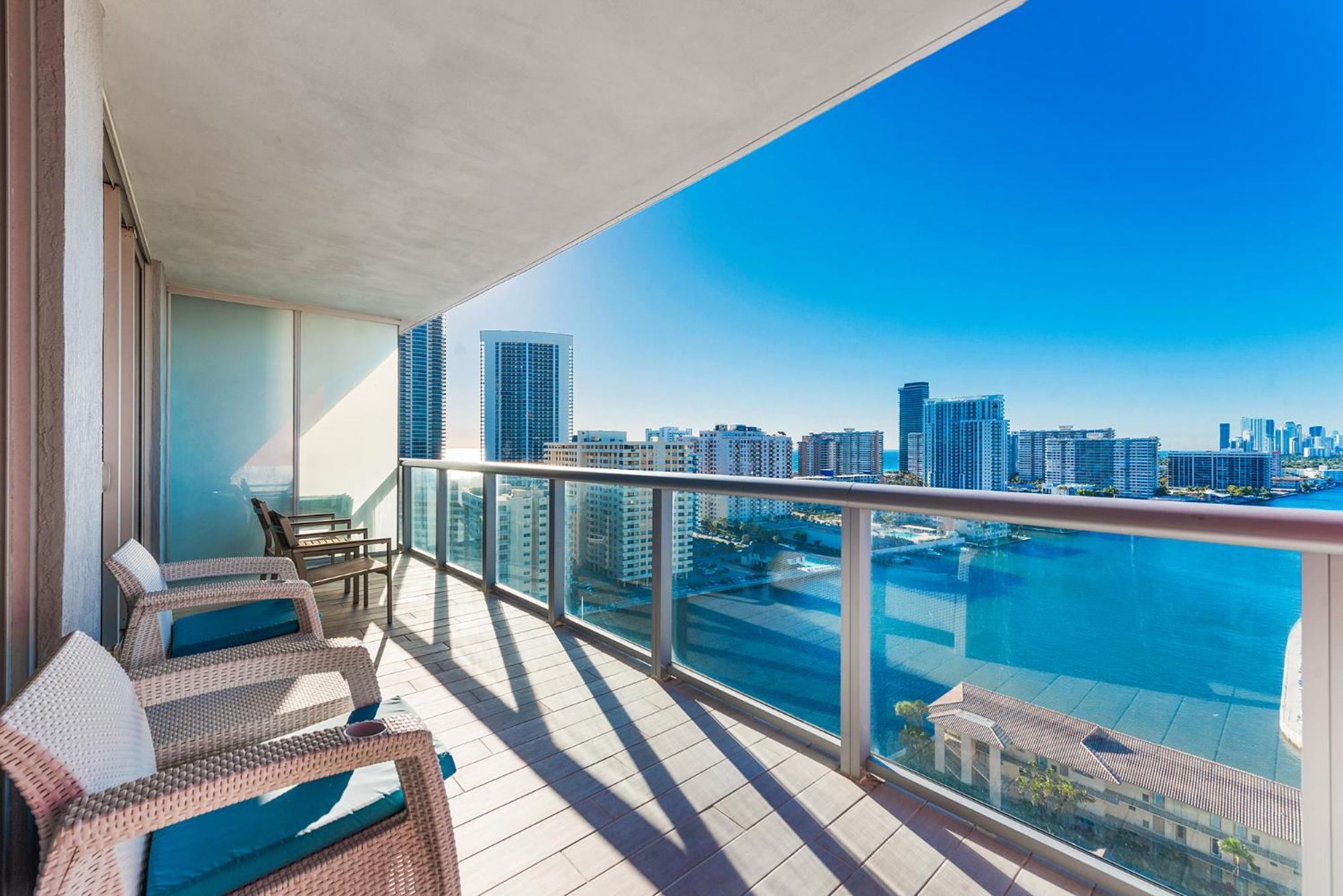 Water View Building With Pool - 5-min Walk To The