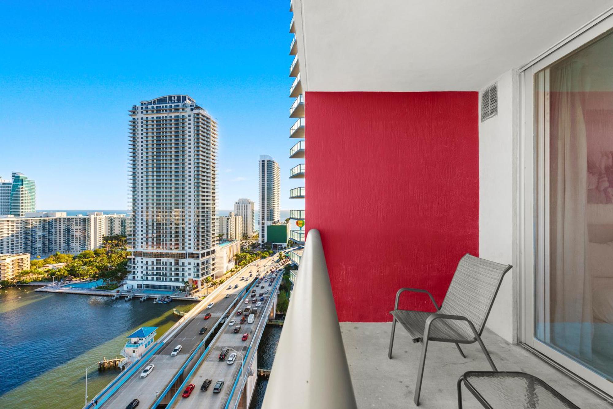 Water View Building With Pool - 5-min Walk To The - Cozy