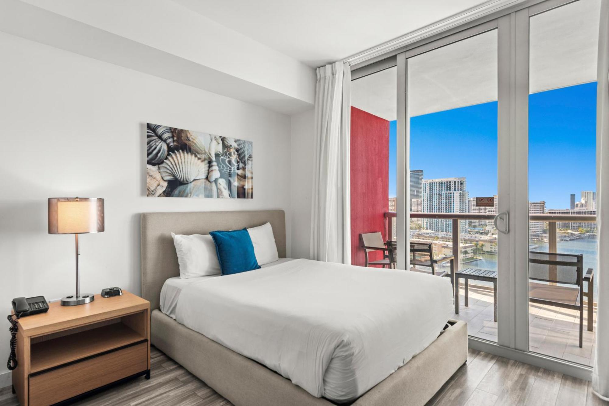 Aparthotel Water View Building With Pool - 5-min Walk To The - Cozy Hallandale Beach