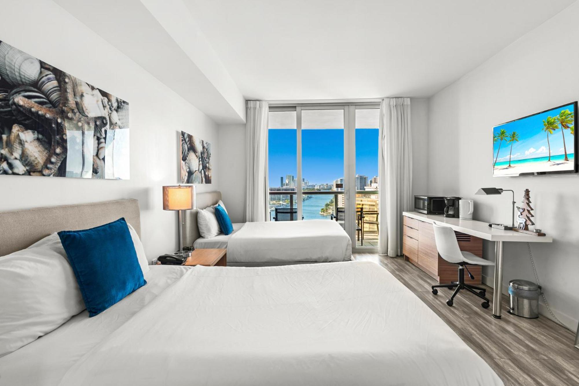 Water View Building With Pool - 5-min Walk To The - Cozy Aparthotel Hallandale Beach