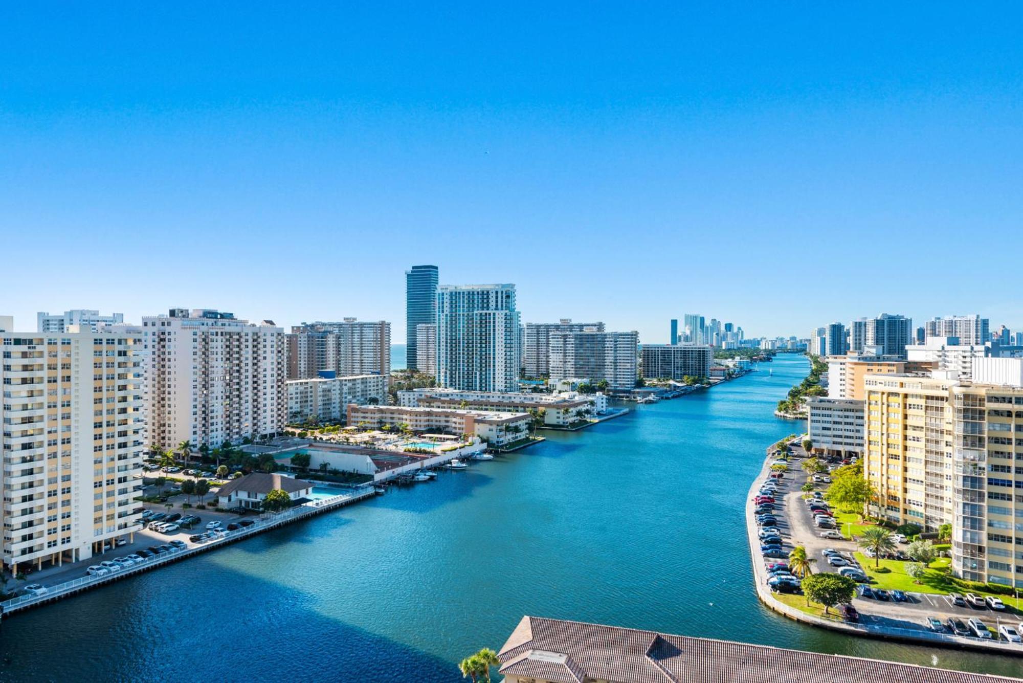 Water View Building With Pool - 5-min Walk To The - Cozy Hallandale Beach