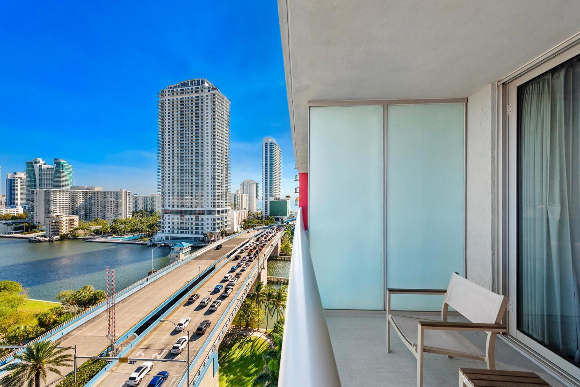 Aparthotel Water View Building With Pool - 5-min Walk To The - Cozy Hallandale Beach